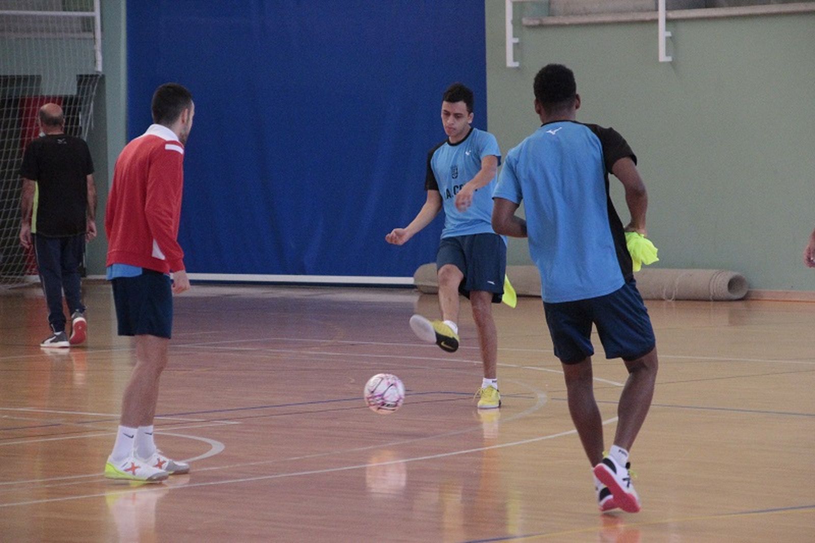 Ya toca balón con sus nuevos compañeros. / FOTO D. VICENTE