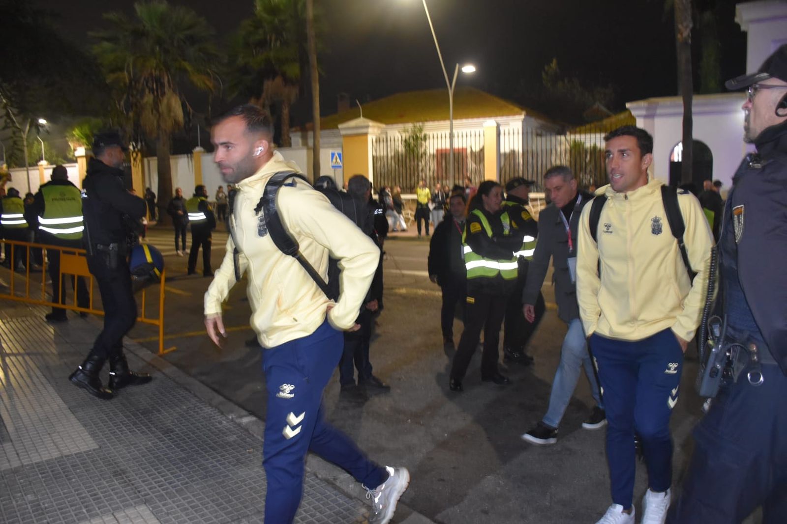 Los jugadores de ambos equipos ya llegan al Alfonso Murube