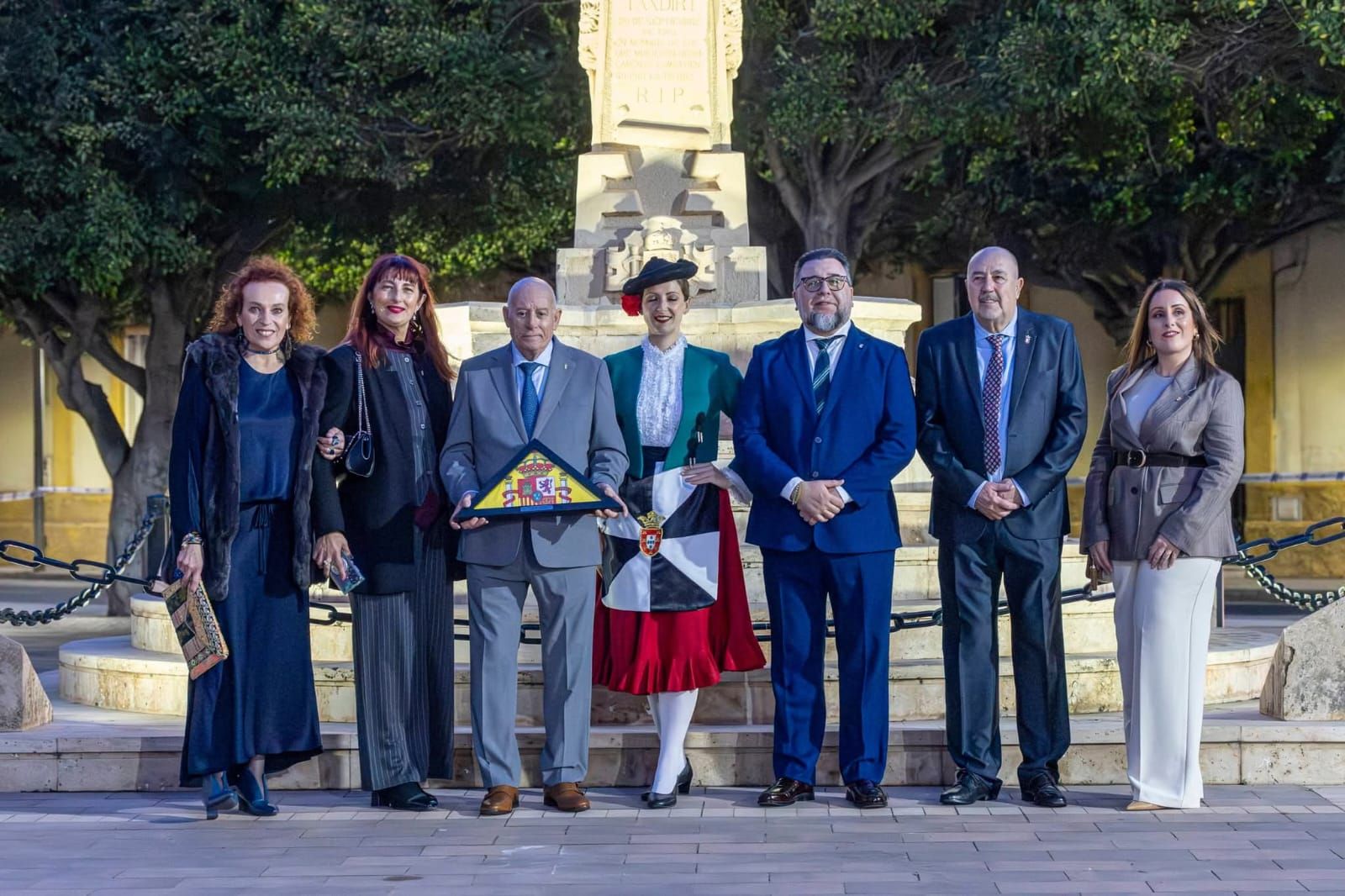 La Comandancia General entrega la enseña nacional a la Casa Regional de Ceuta en Melilla