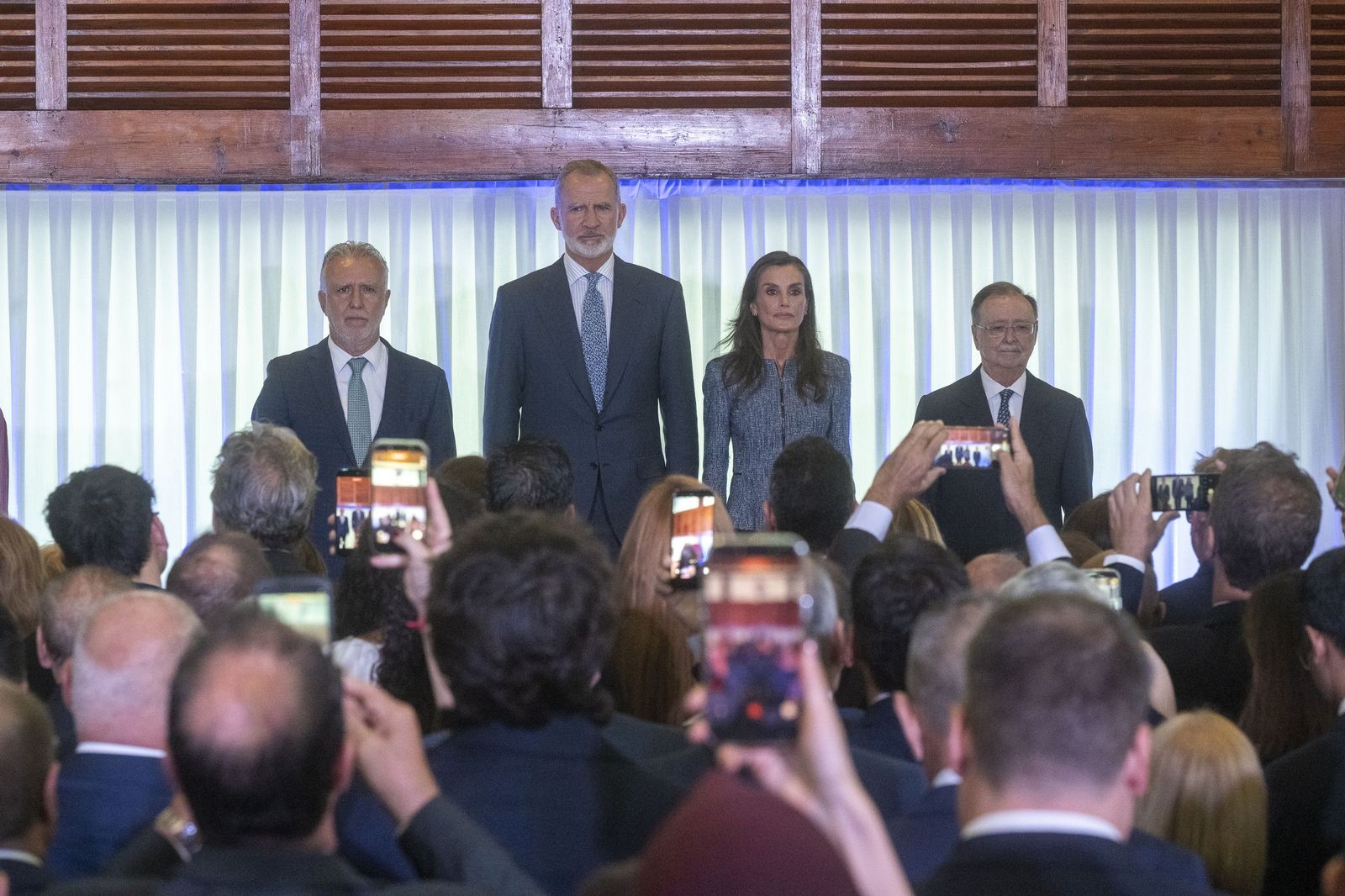 Los Reyes, junto a Juan Vivas y Ángel Víctor Torres, oyen el himno de España ante la mirada de 300 ceutíes
