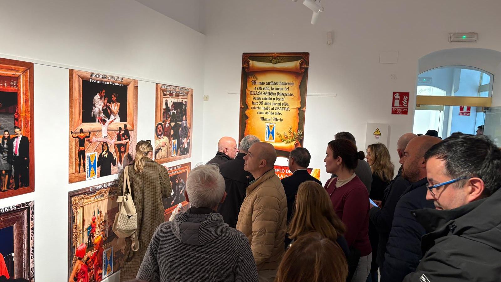 Gente en la exposición por los 42 años del Centro Dramático