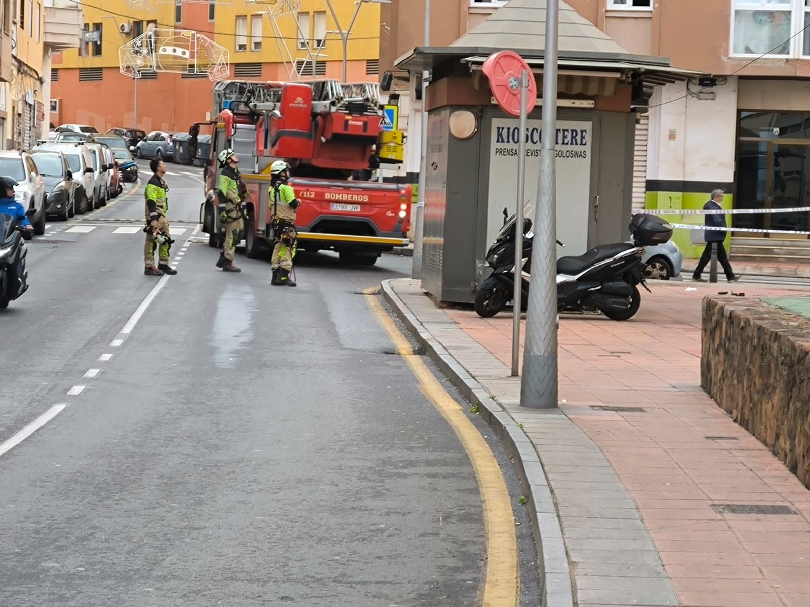 Bomberos del SEIS durante una intervención