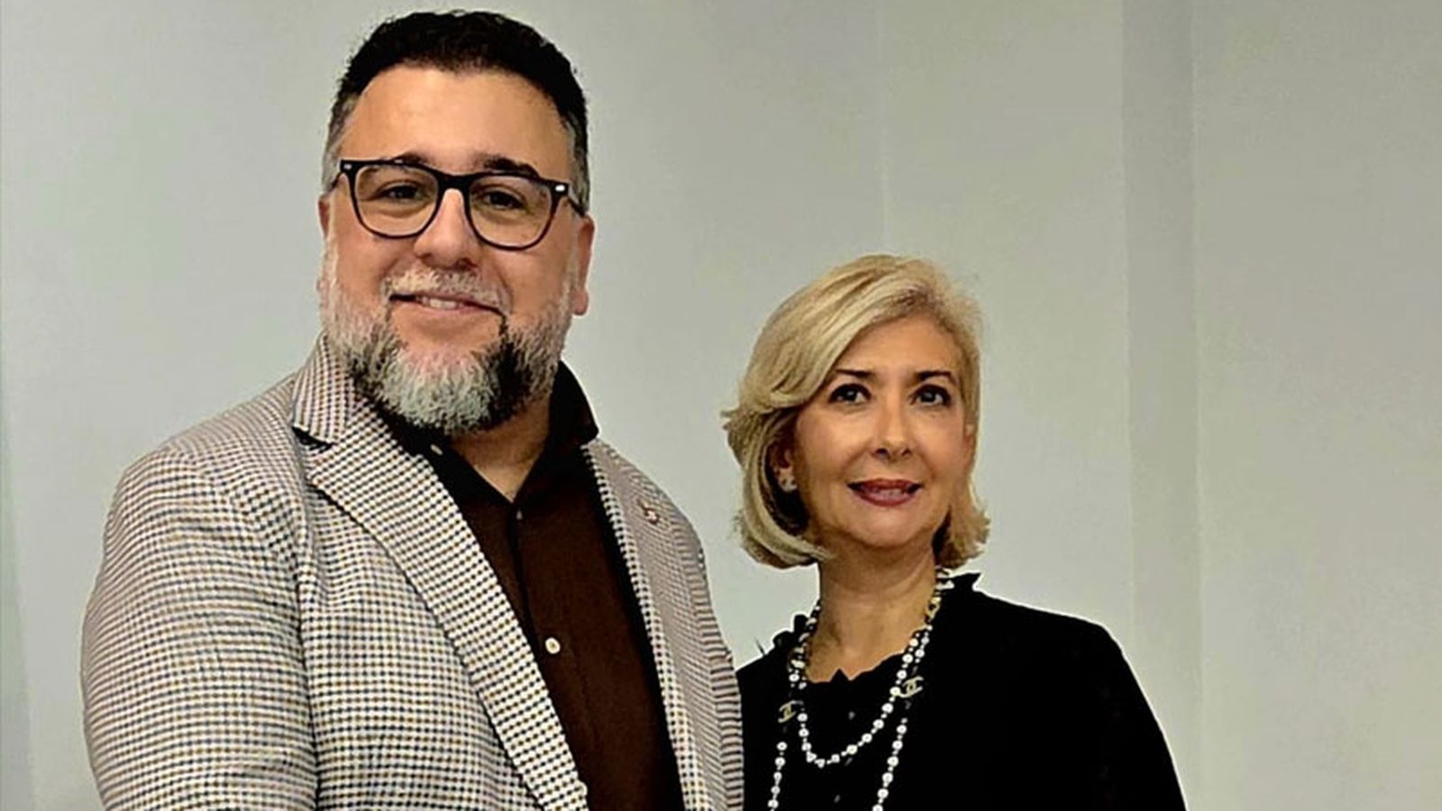 El presidente de la Casa de Ceuta en Melilla con la autora de "Donde habita el infinito"