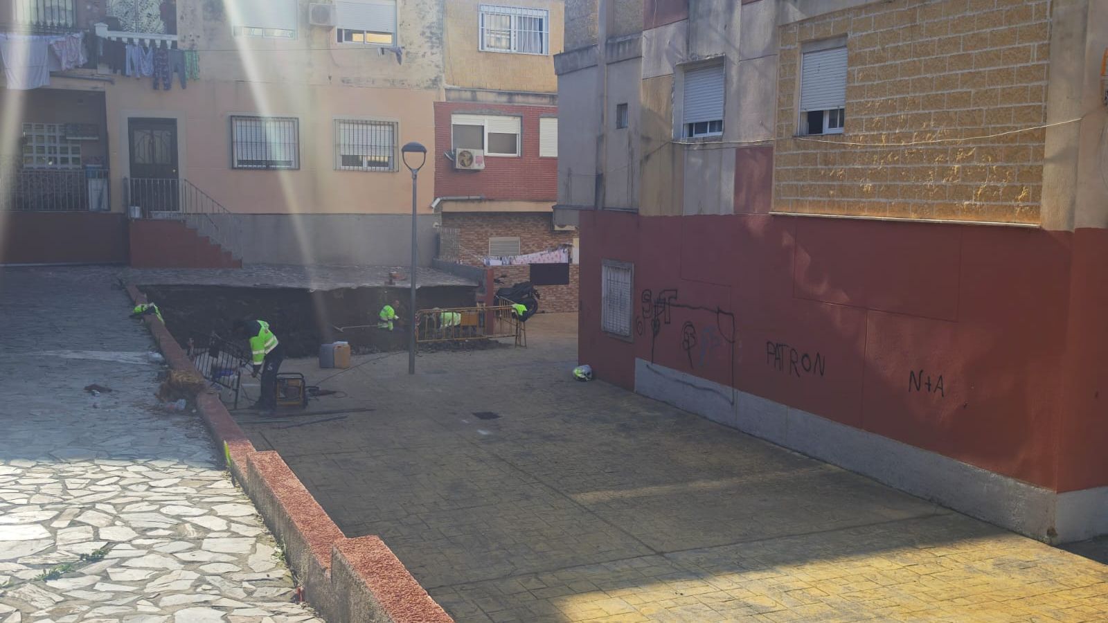 Operarios arreglando un muro en Loma Colmenar