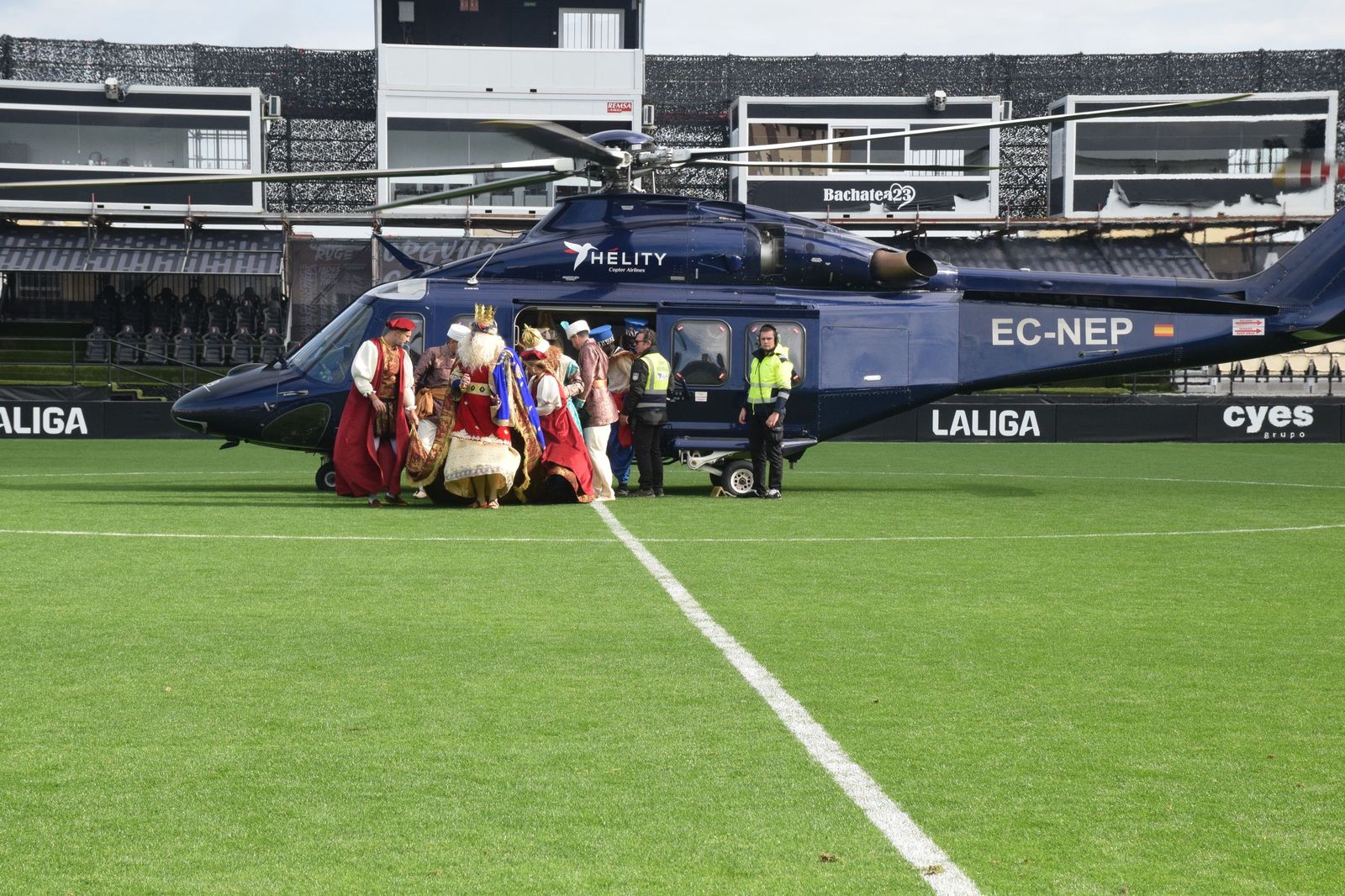 Los Reyes Magos aterrizan en el Alfonso Murube horas antes de la cabalgata
