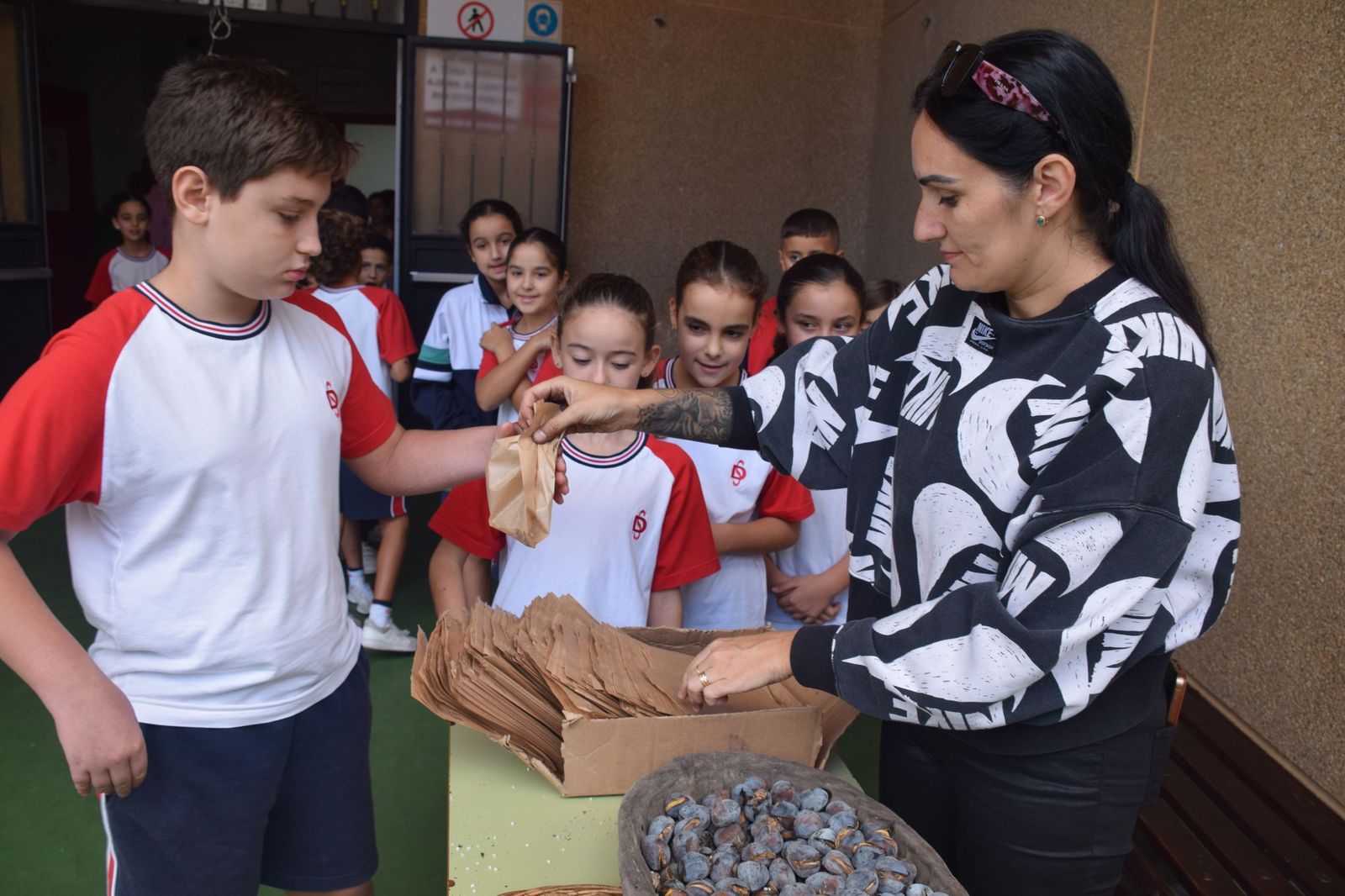 FOTOGALERÍA | El Castañero visita el Colegio San Daniel para 'encender' la tradición de La Mochila