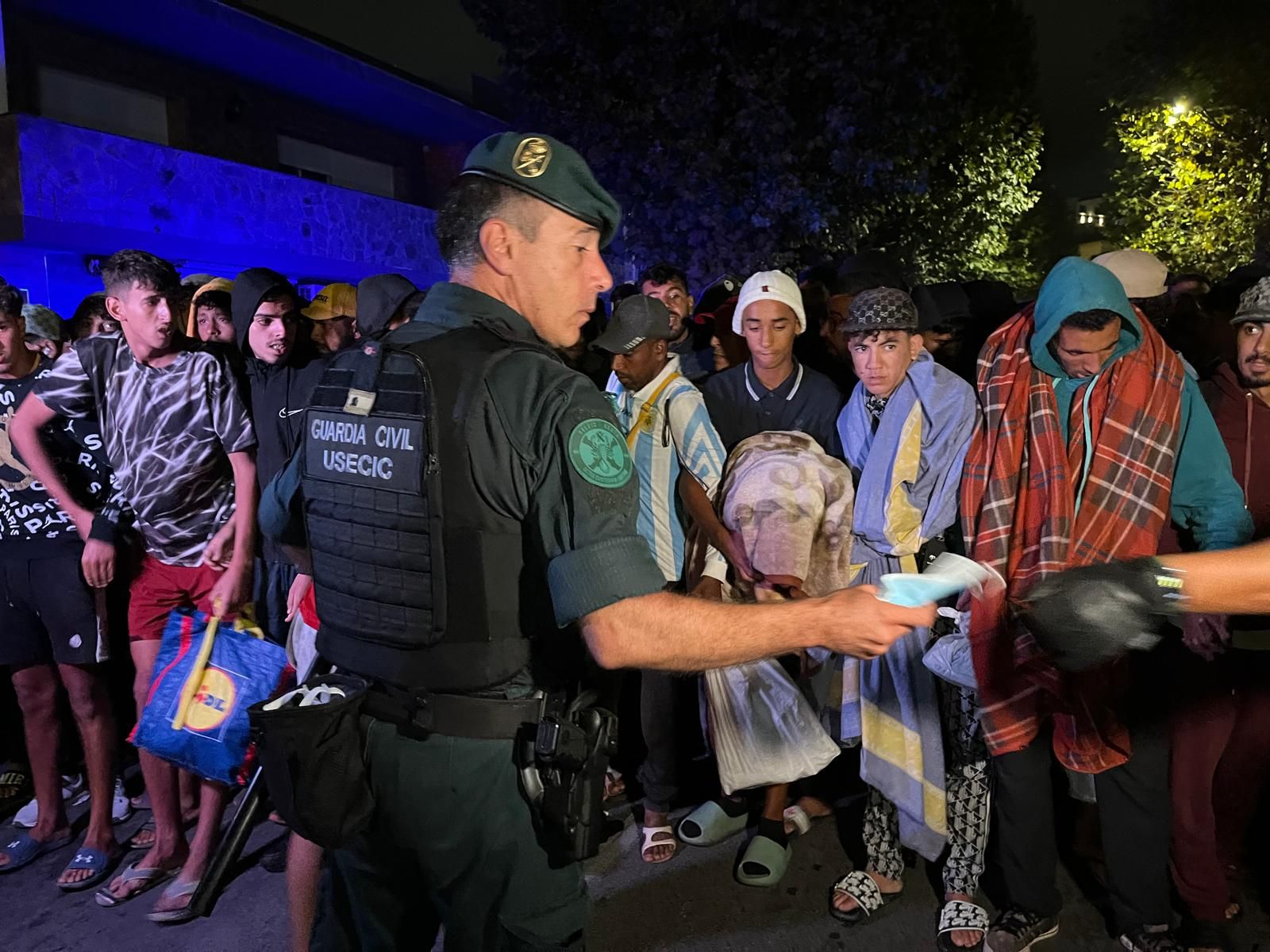 Tenso traslado  de más de  3.000 migrantes de las playas de Ceuta a un nuevo centro temporal