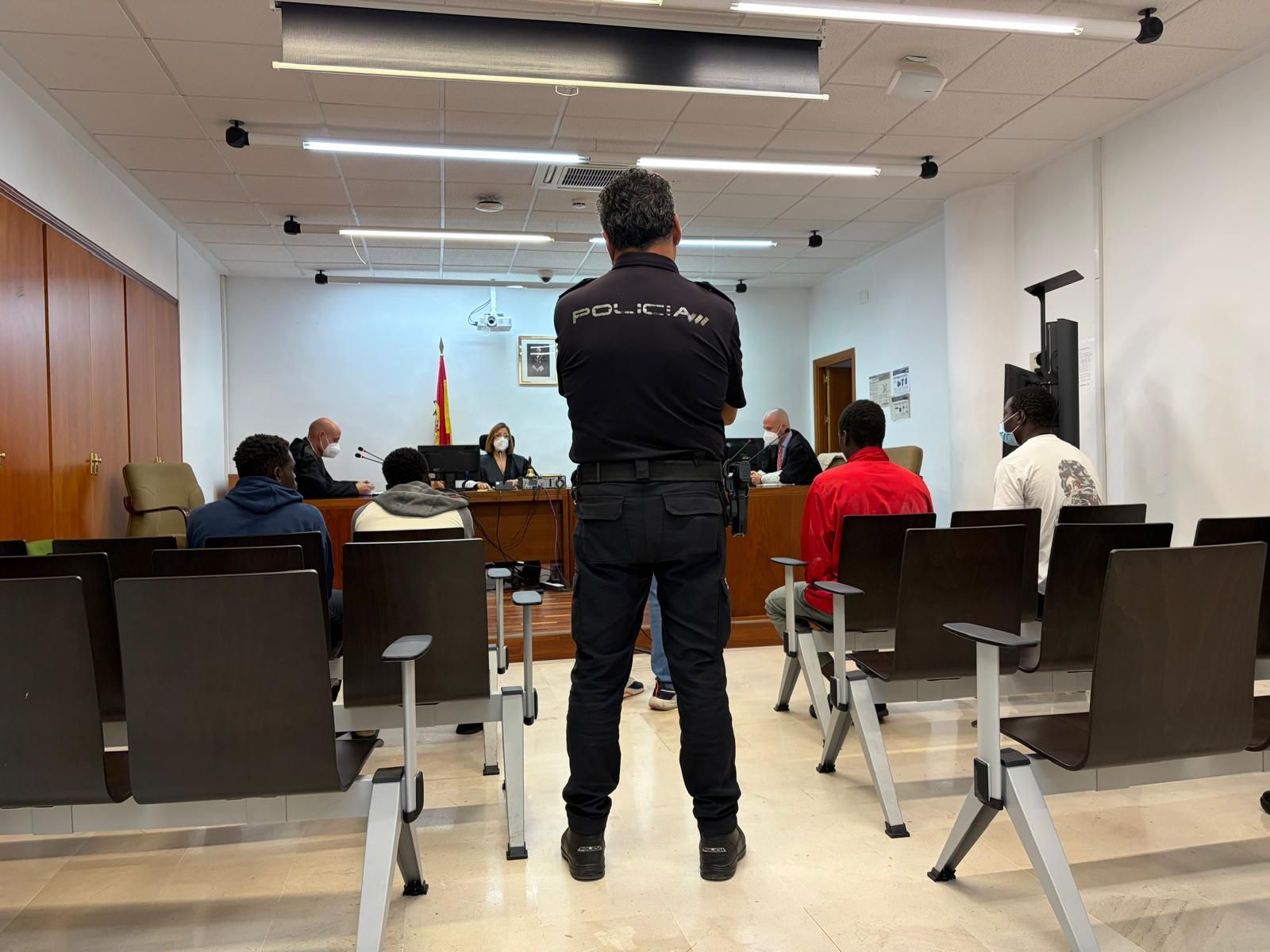 Los acusados del segundo juicio, ya con luz en la sala de vistas