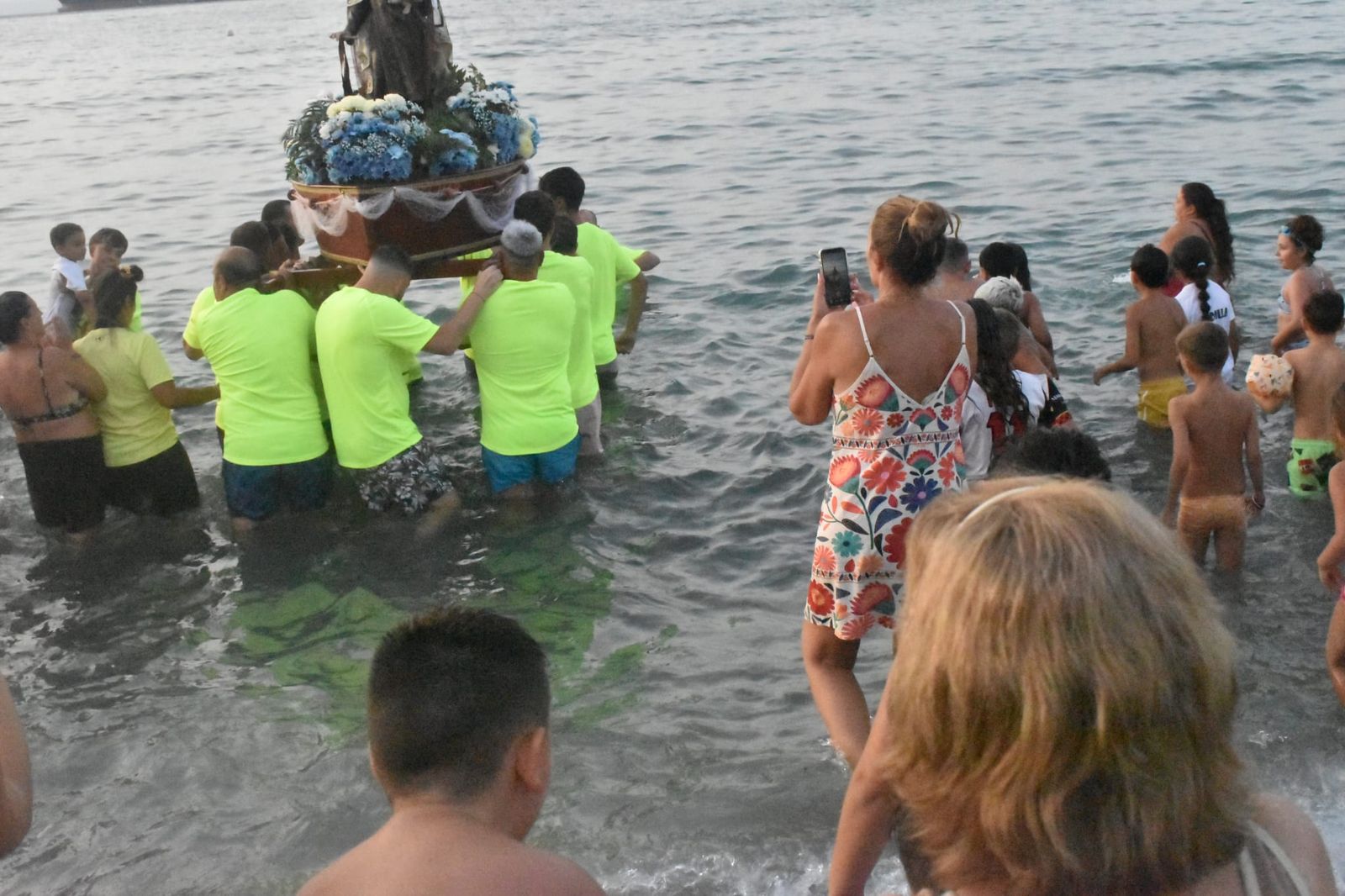 La Virgen del Carmen del Puerto encandila la barriada de Villajovita