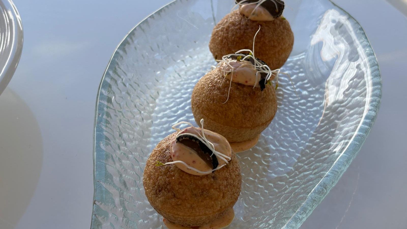 El segundo puesto fue para Alberto Vilches, del Mesón Alberto, que realizó una maceración de un atún y lo introdujo en un panipuri coronado con trufa.