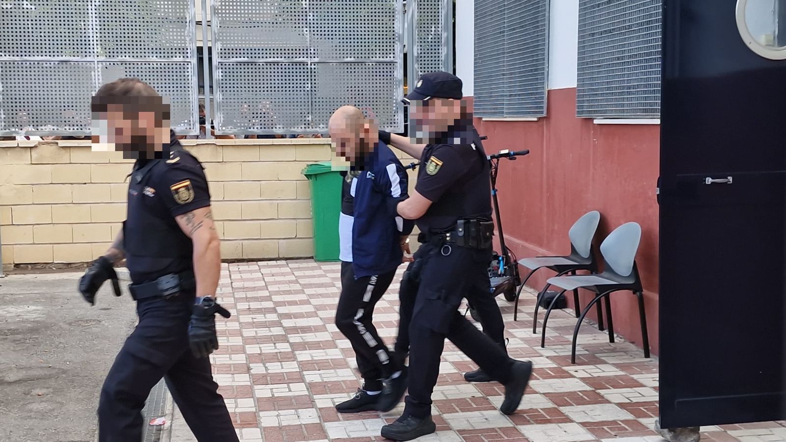 Los tres detenidos por la muerte del bebé salen de la Jefatura Superior y pasan a disposición judicial Los tres detenidos por la muerte del bebé salen de la Jefatura Superior y pasan a disposición judicial