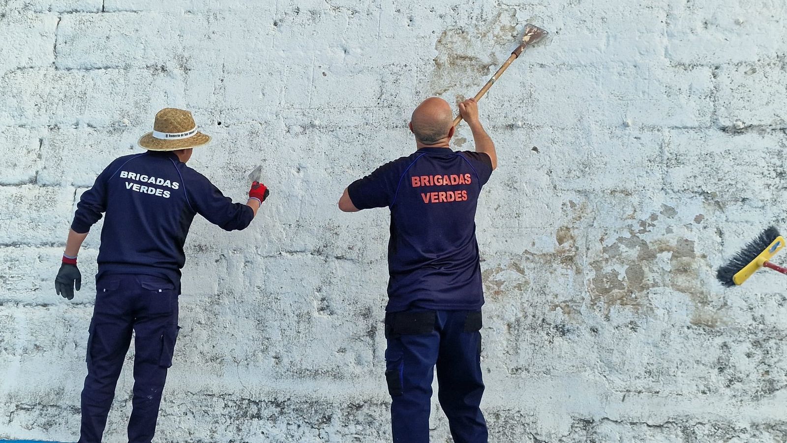 Operarios de Brigadas Verdes trabajando en la playa de La Ribera
