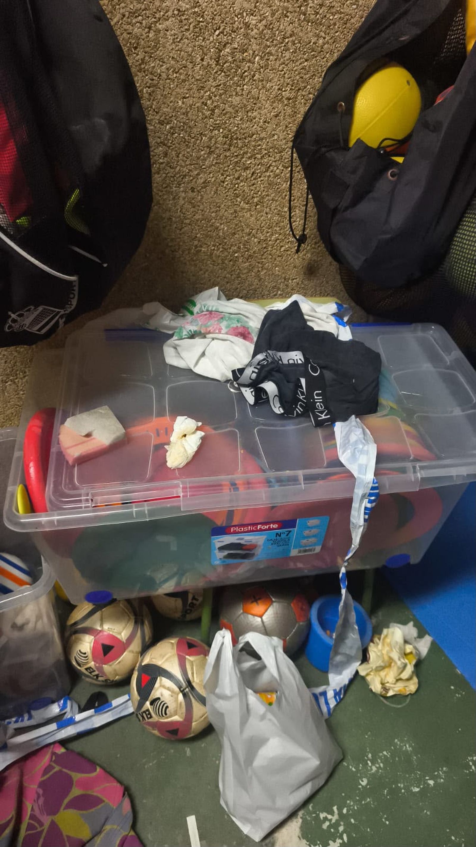 Un grupo de migrantes revienta el almacén del C.C. San Daniel tras días acampados en las inmediaciones