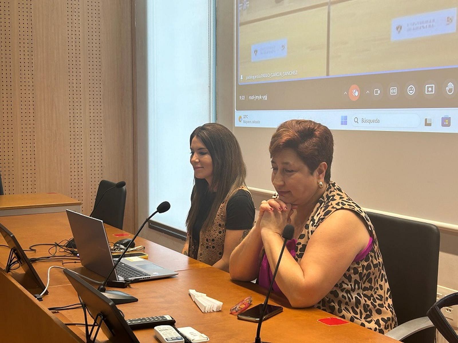 De izquierda a derecha: la coordinadora del Campus, María Jesús Rodríguez, junto a la decana de la Facultad de Educación de Ceuta, María José Aznar. / FOTO G.S.