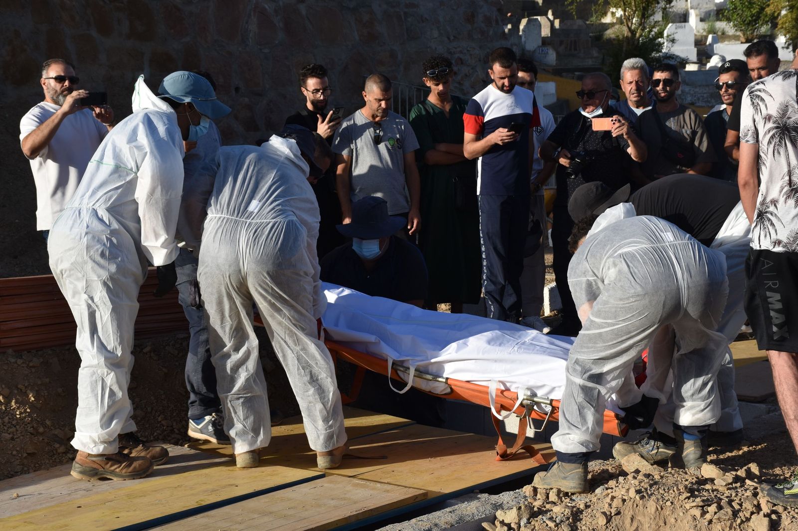 Escenas del entierro de los migrantes en el cementerio de Sidi Embarek