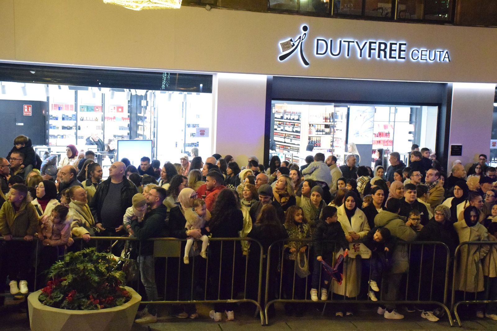 Los ceutíes se emocionan con la llegada de los Reyes Magos