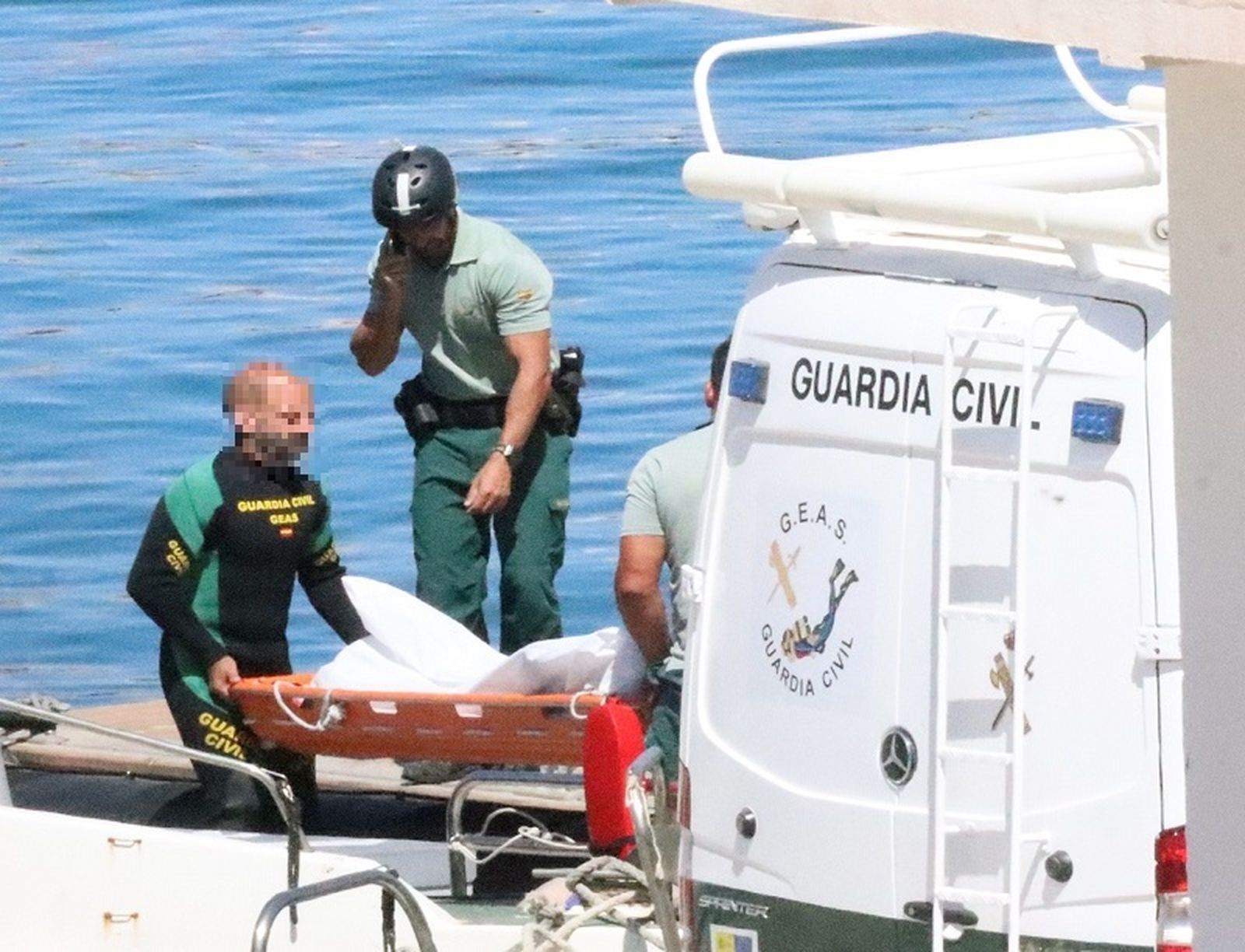 Agentes de la Guardia Civil transportan al segundo cadáver hallado este viernes en aguas de Ceuta. / FOTO REDUAN
