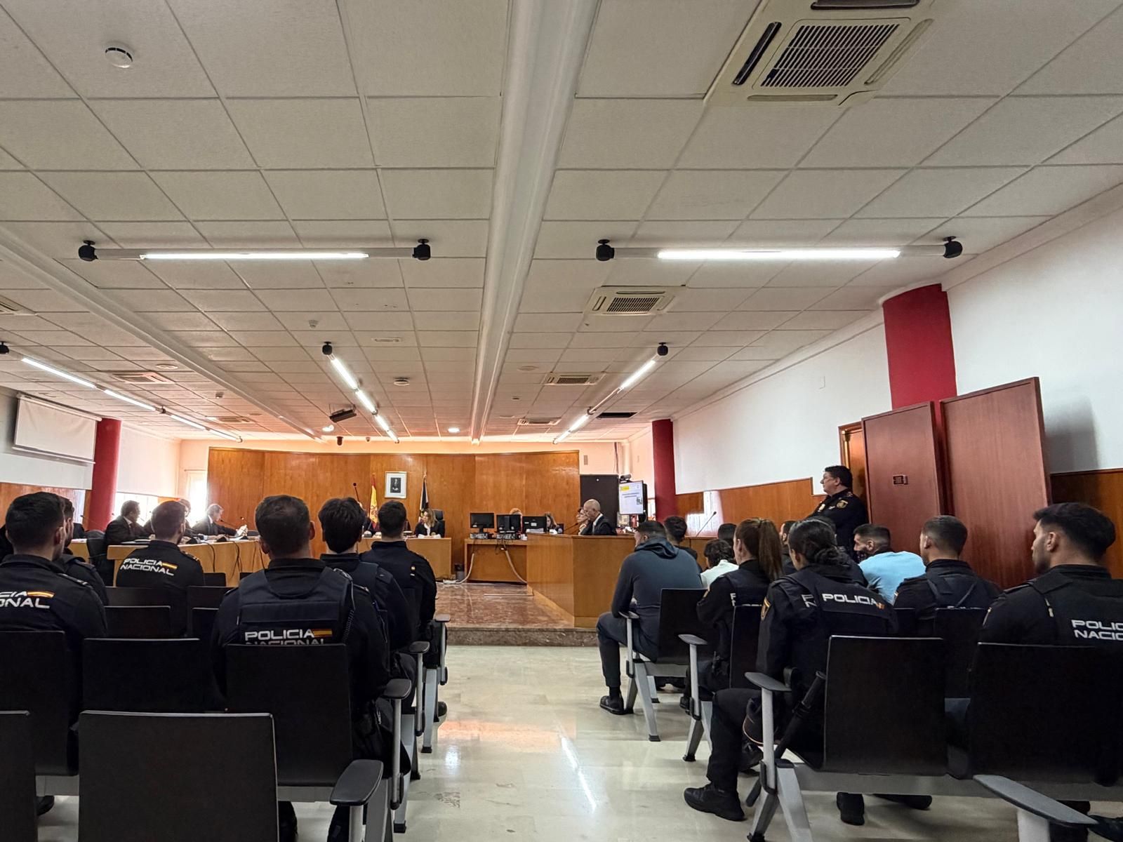 Imagen de acusados y policías sentados en la sala de vistas de la Audiencia este martes.