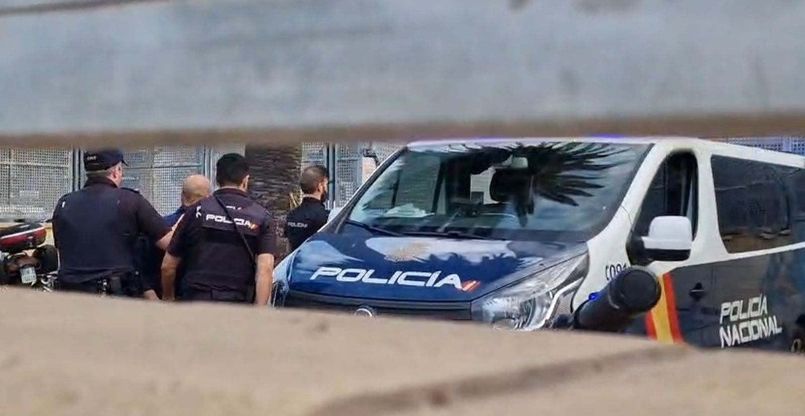Los tres detenidos por la muerte del bebé salen de la Jefatura Superior y pasan a disposición judicial Los tres detenidos por la muerte del bebé salen de la Jefatura Superior y pasan a disposición judicial