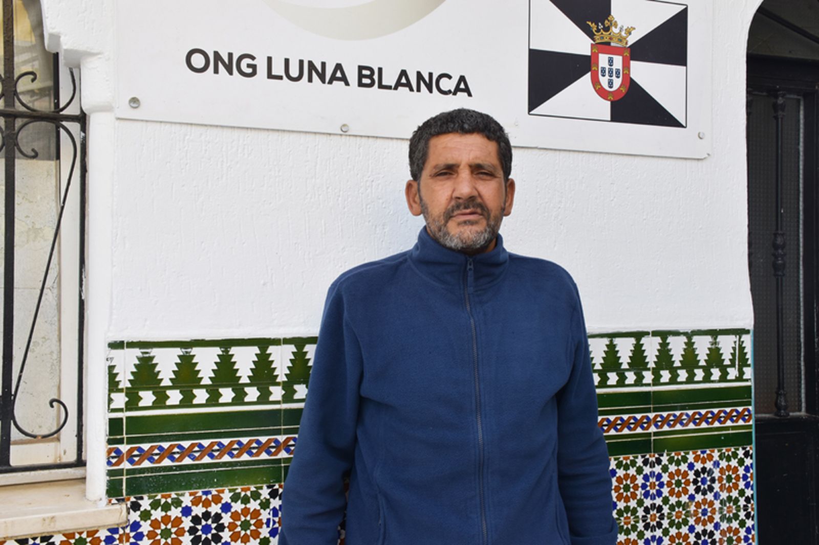 Mohamed Ahmed junto al rótulo de Luna Blanca, ubicada bajo Sidi Embarek. / FOTO G.S. Mohamed Ahmed junto al rótulo de Luna Blanca, ubicada bajo Sidi Embarek. / FOTO G.S.