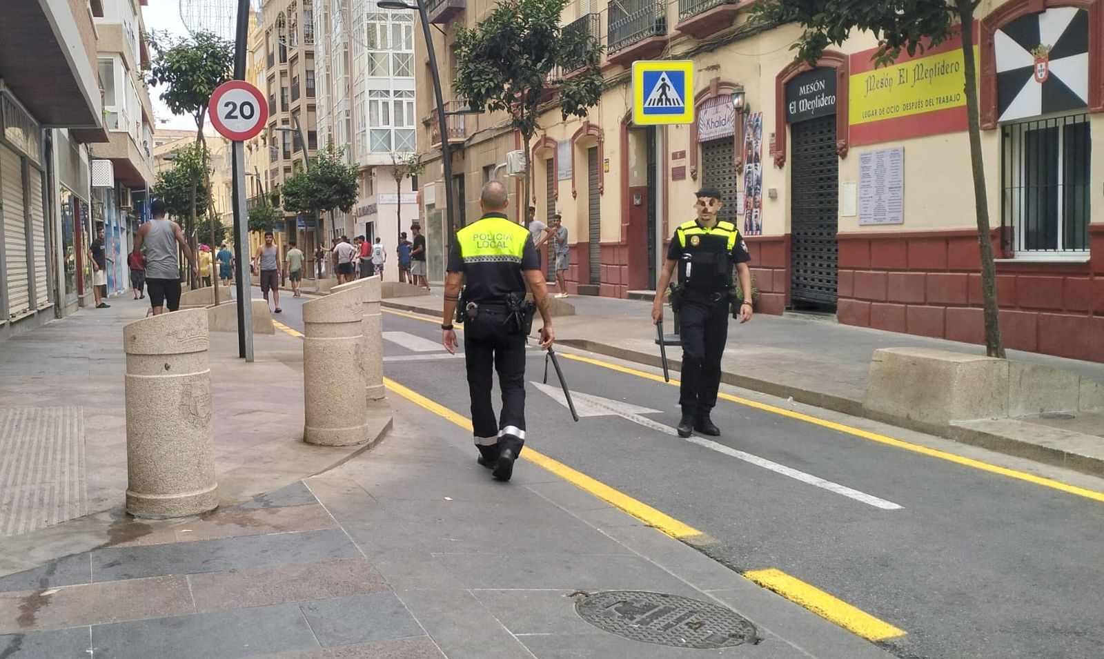 Agentes de la Policía Local dispersan a los migrantes en la calle Jáudenes