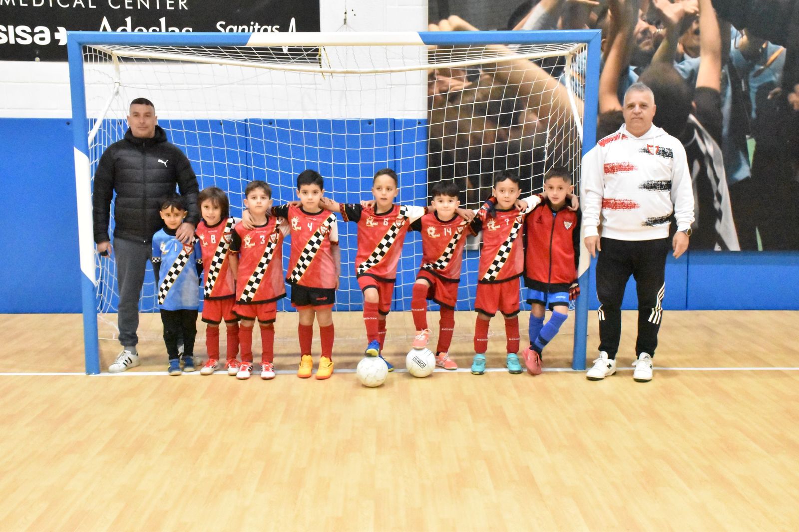 Los prebenjamines en el pabellón de Santa Amelia