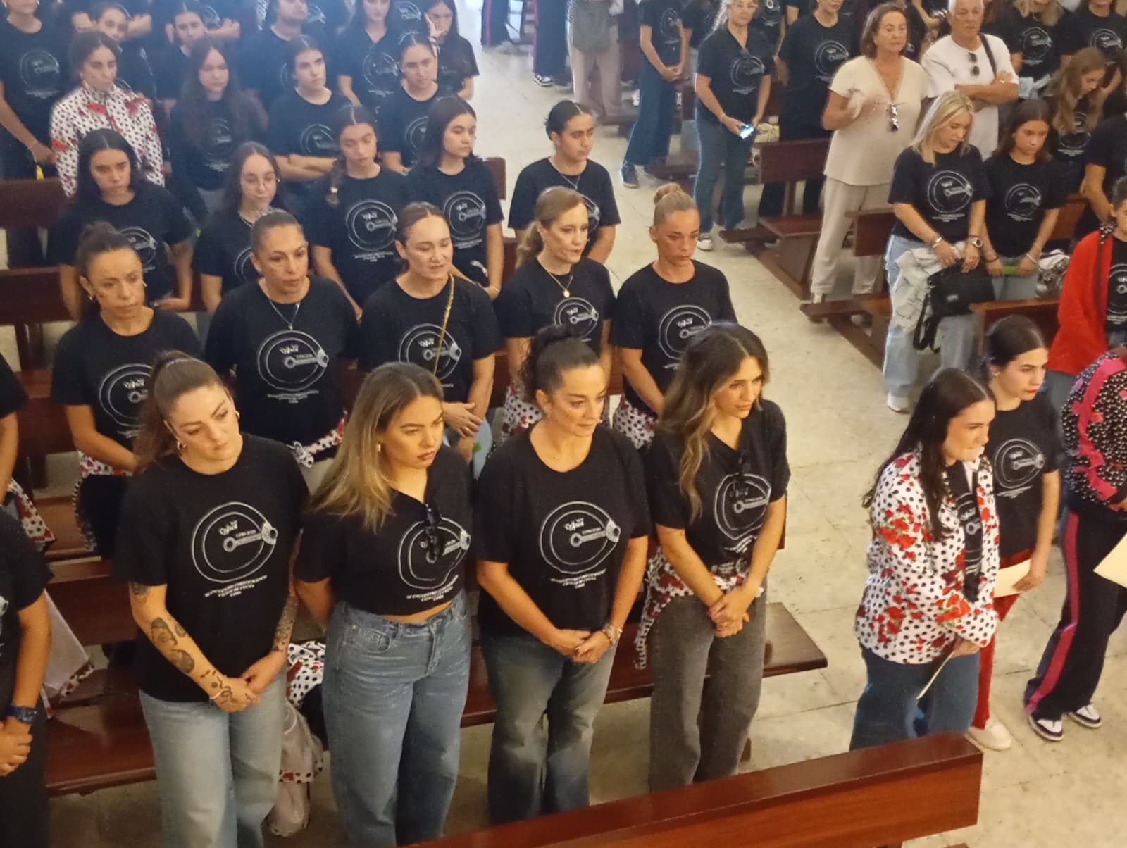 Un "abrazo" con la Patrona para acabar el encuentro entre academias Un "abrazo" con la Patrona para acabar el encuentro entre academias