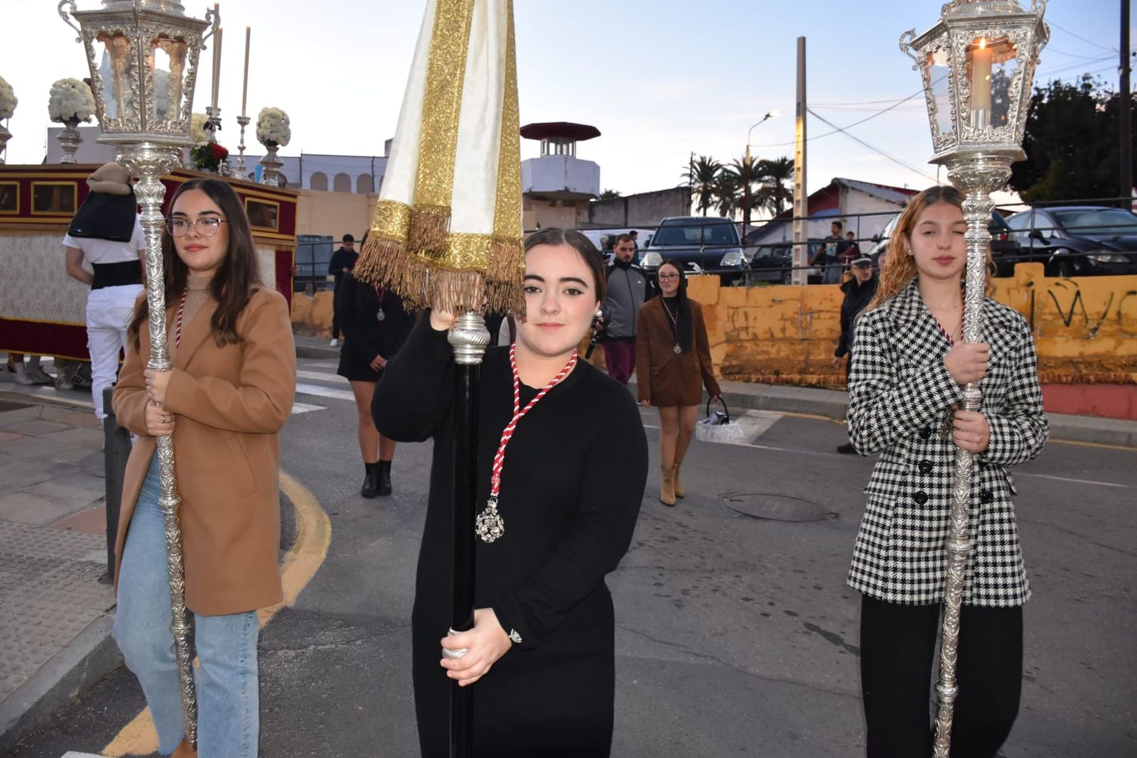 La Virgen de la Inmaculada procesiona por su barrio de Hadú