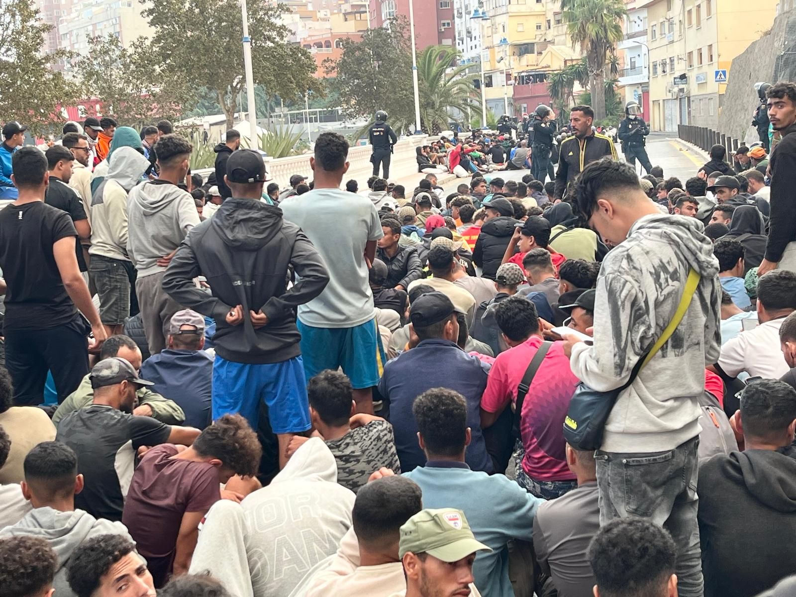 Tenso traslado  de más de  3.000 migrantes de las playas de Ceuta a un nuevo centro temporal