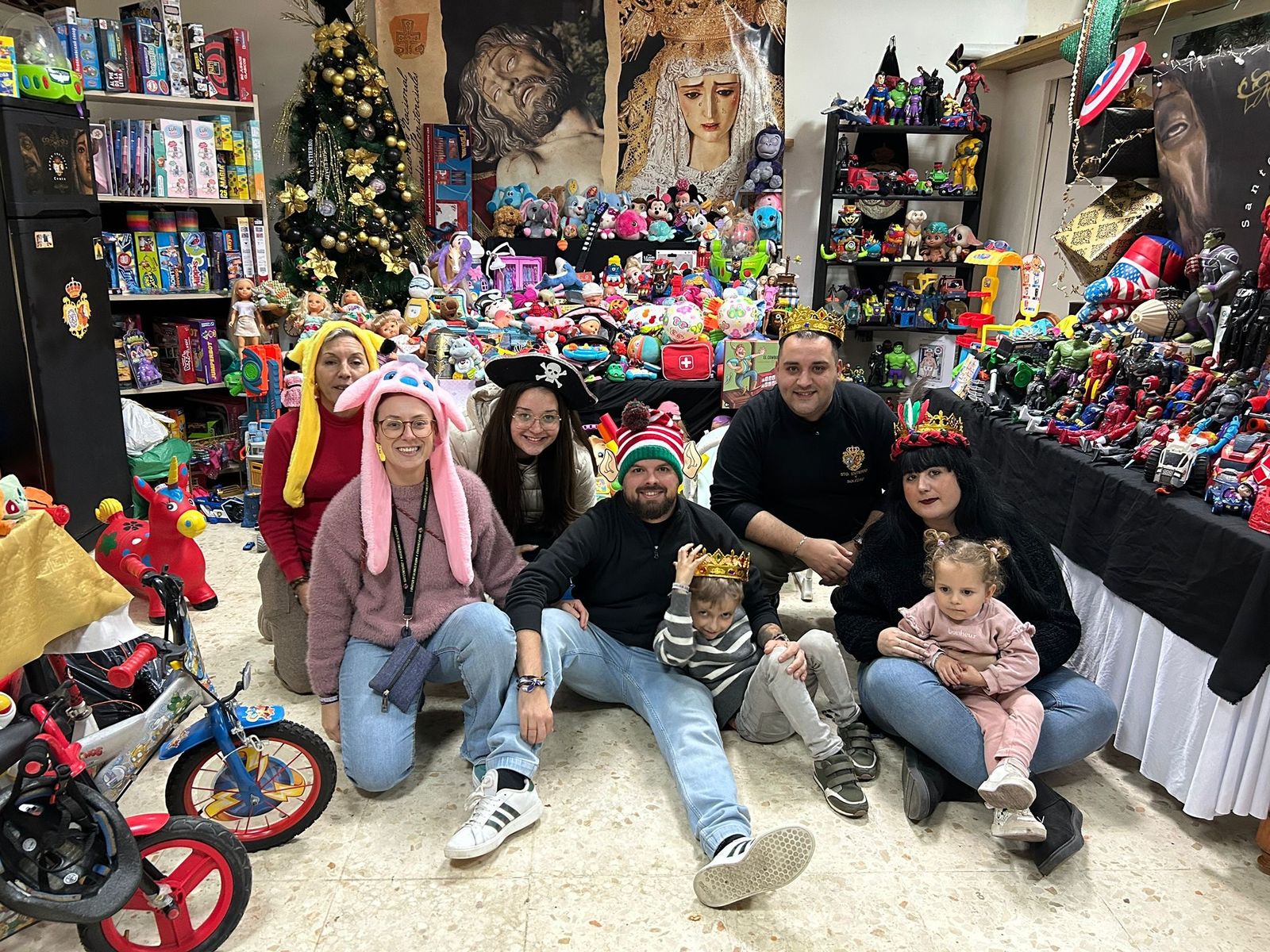 La Hermandad del Santo Entierro moviliza a Ceuta con una campaña solidaria de juguetes para los Reyes Mago