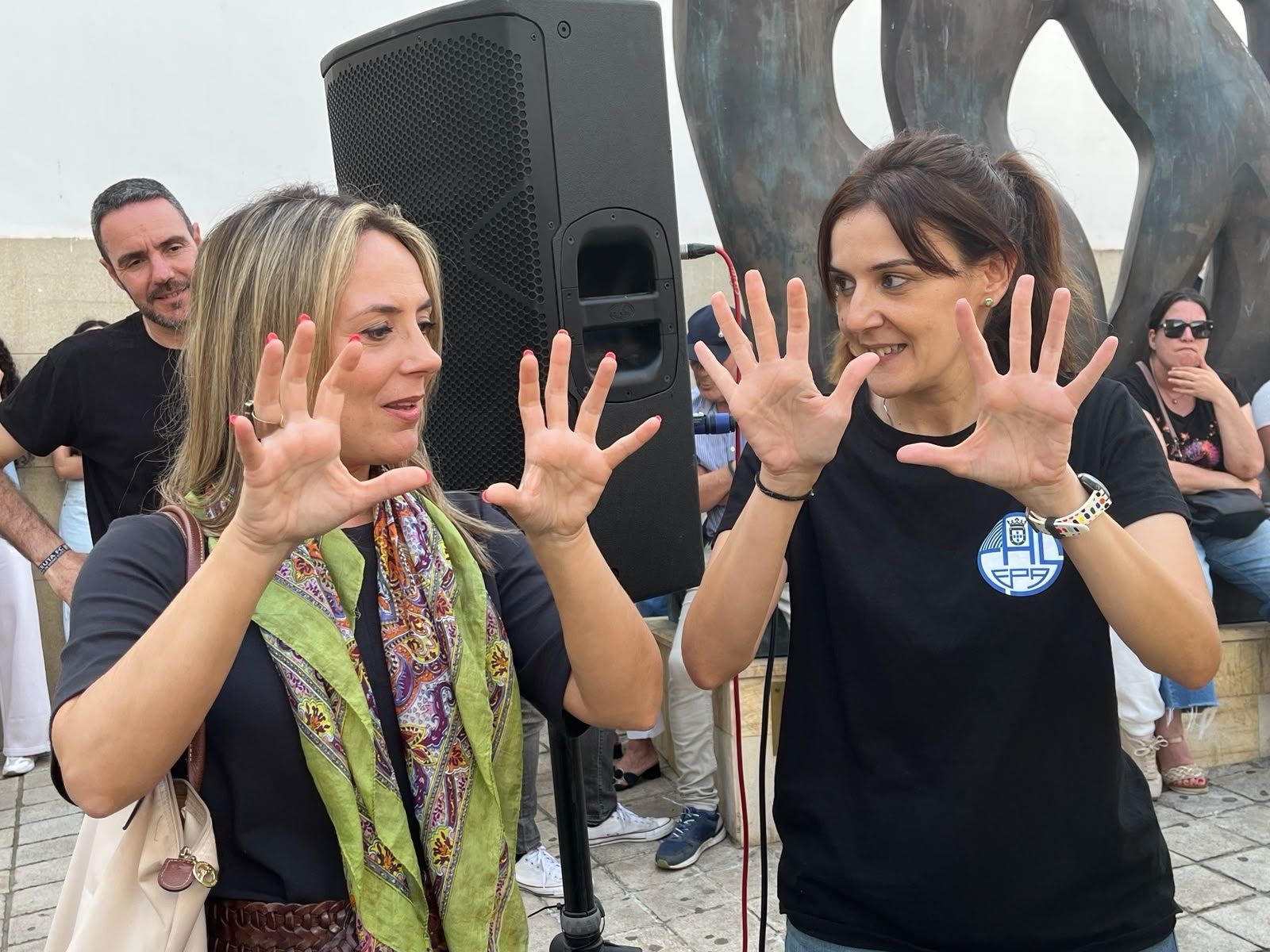 La consejera de Educación, Pilar Orozco, se inicia en la lengua de signos con una intérprete de Acepas