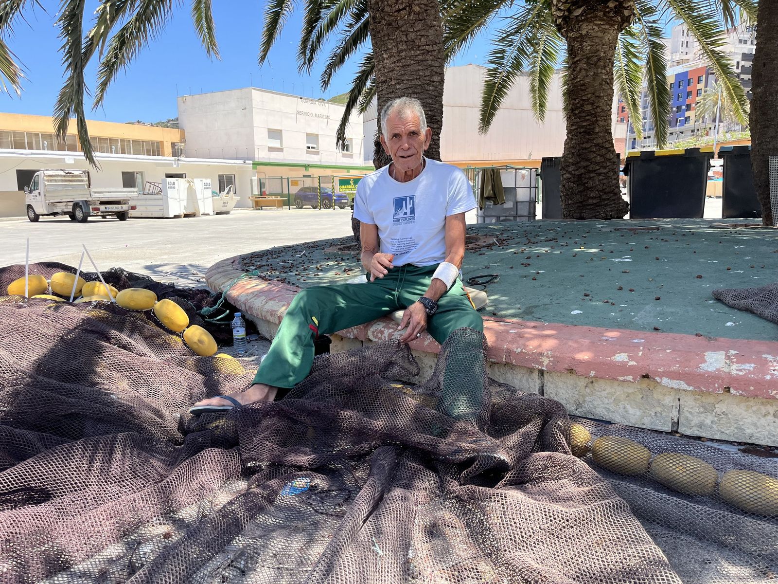 Un pescador posa sosteniendo redes de captura en la lonja de Ceuta