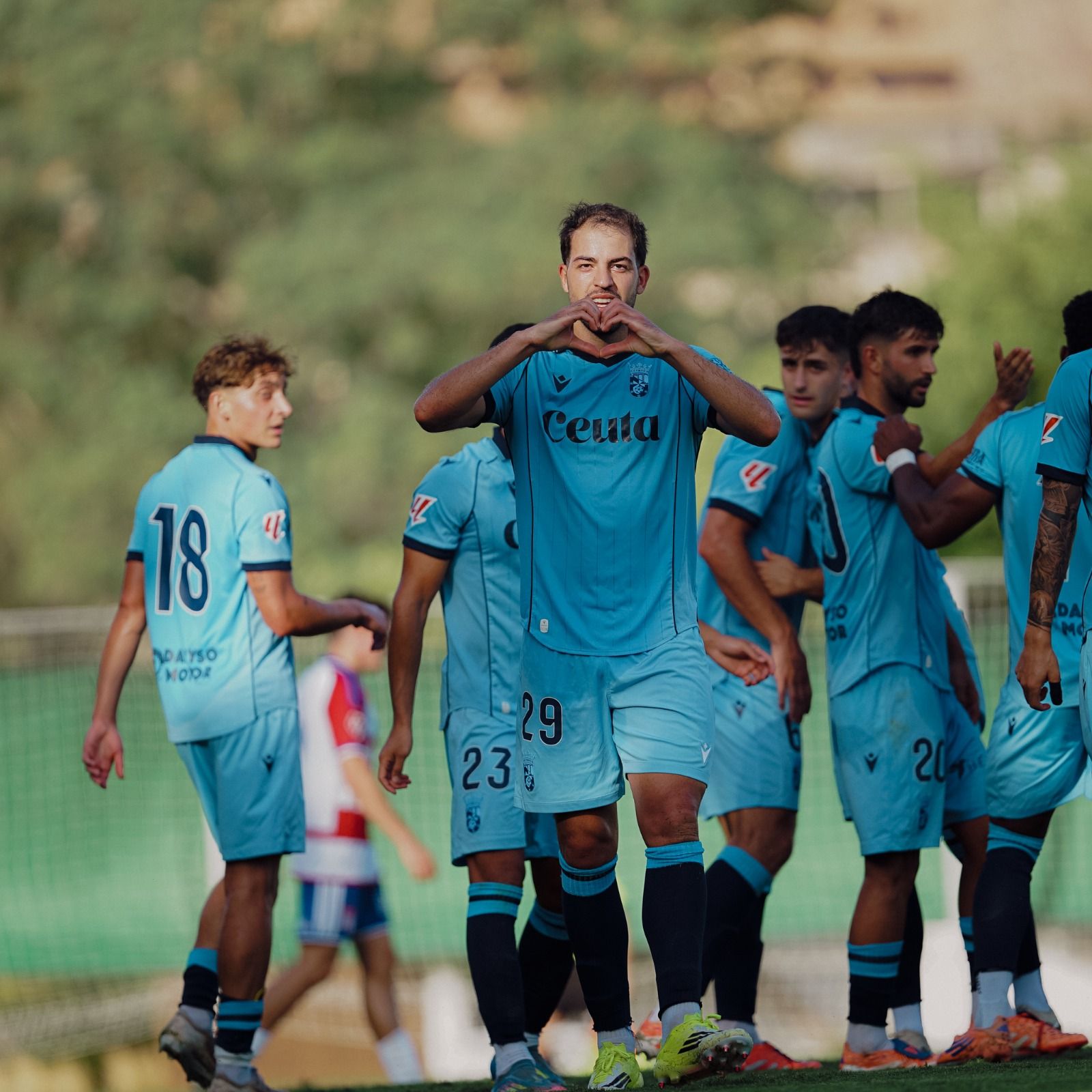 Sadik celebra su gol de cabeza al Granada