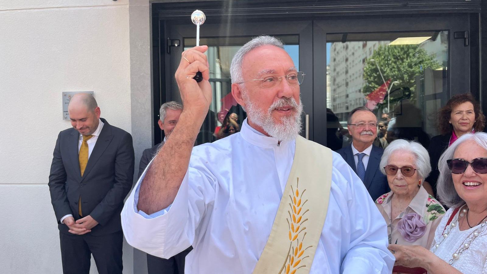 Un sacerdote bendice el nuevo centro de la Academia Ecos