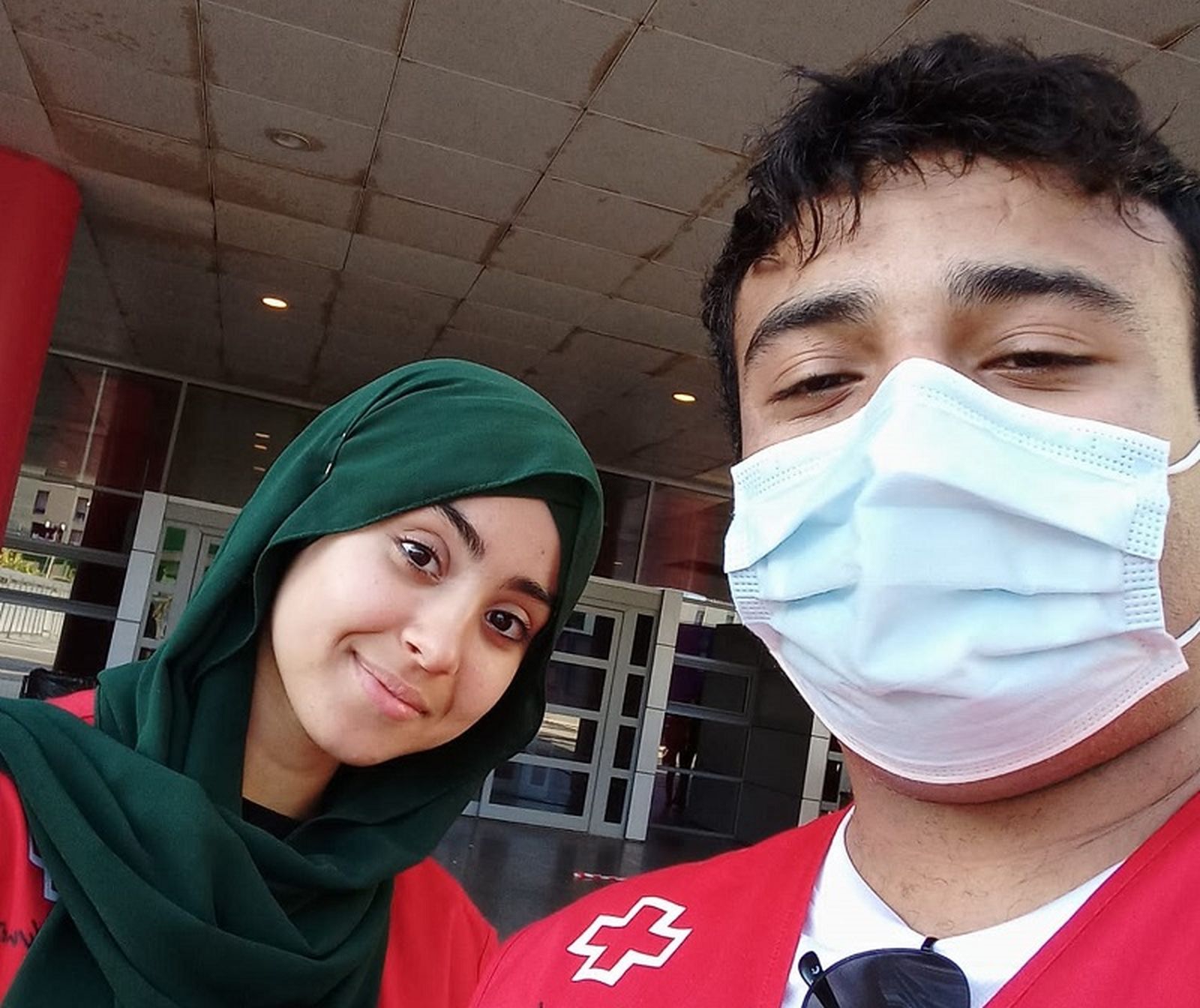 Salma y Hamza son los dos voluntarios que desarrollan el proyecto de Animación Hospitalaria en la planta de Pediatría del HUCE. / FOTO CEDIDA