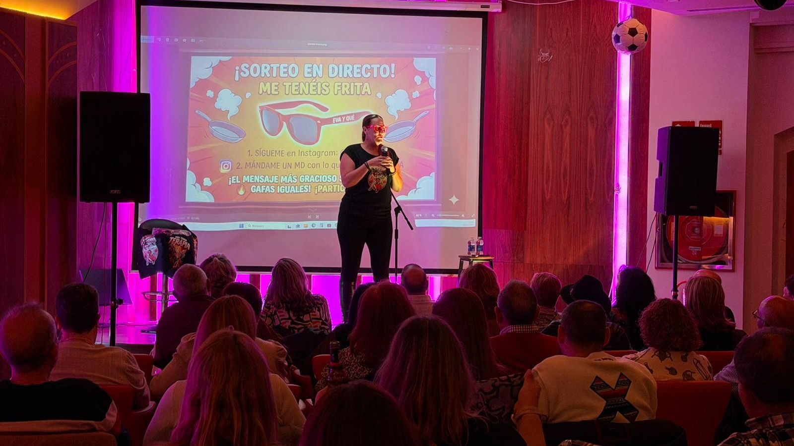 Más de 40 personas asistieron a la cita cómica con la jienense Eva y qué