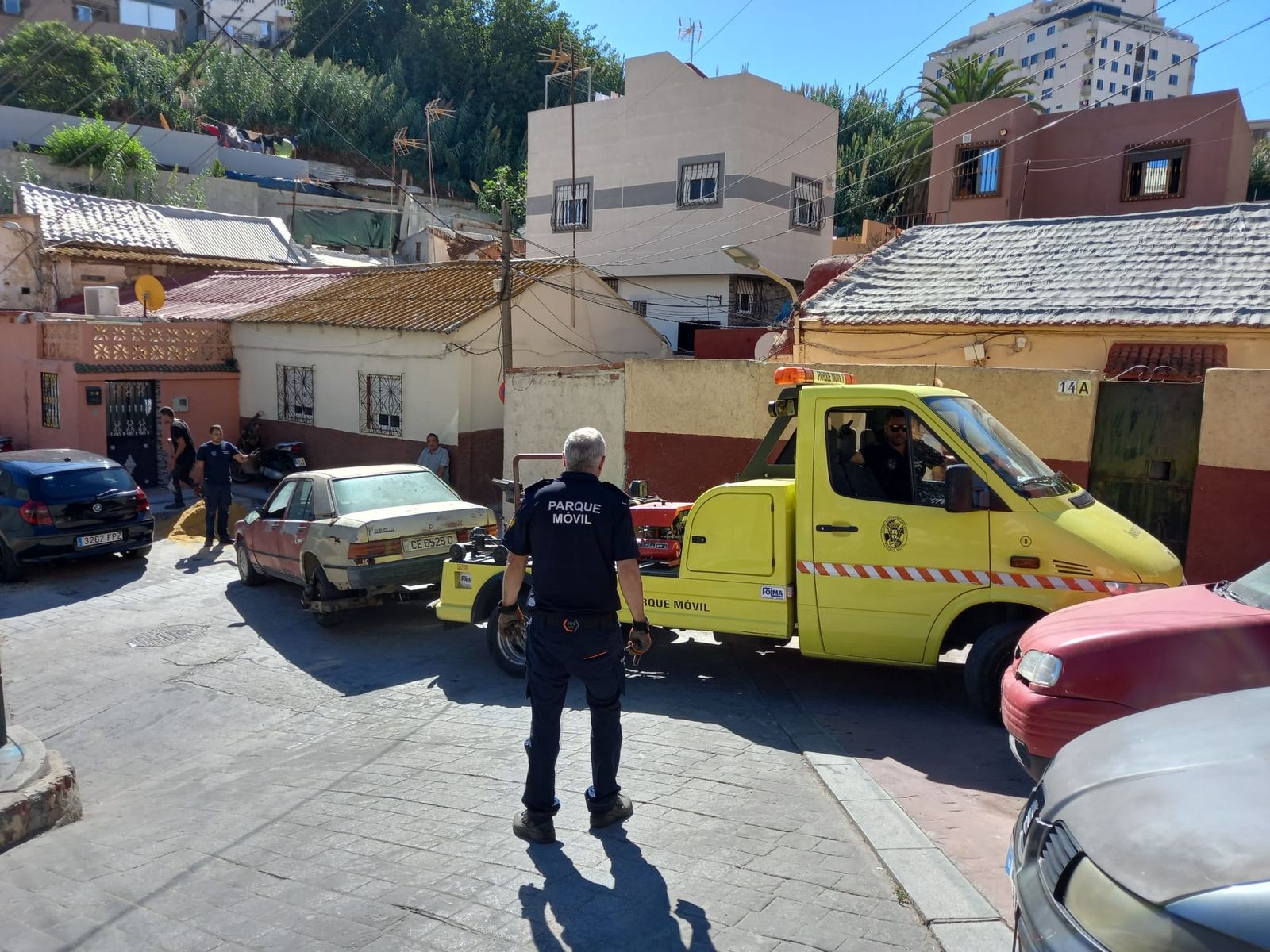 Retirada de vehículos abandonados de la vía pública por parte de Parque Móvil