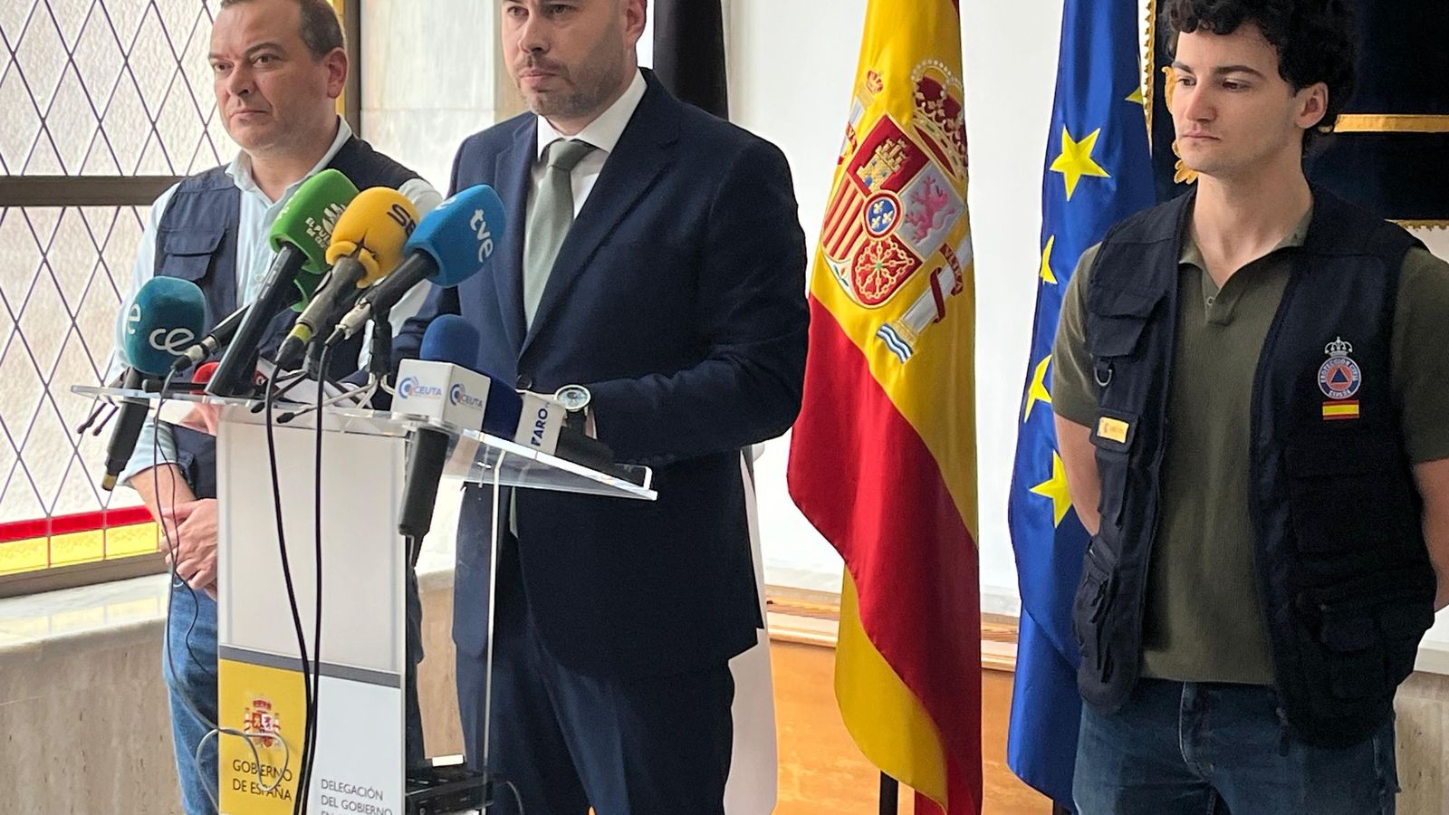 El delegado del Gobierno, Miguel Ángel Pérez Triano, junto al coordinador de la OPE, Gonzalo Sanz, y al jefe de Protección Civil, Juan Antonio Jimena