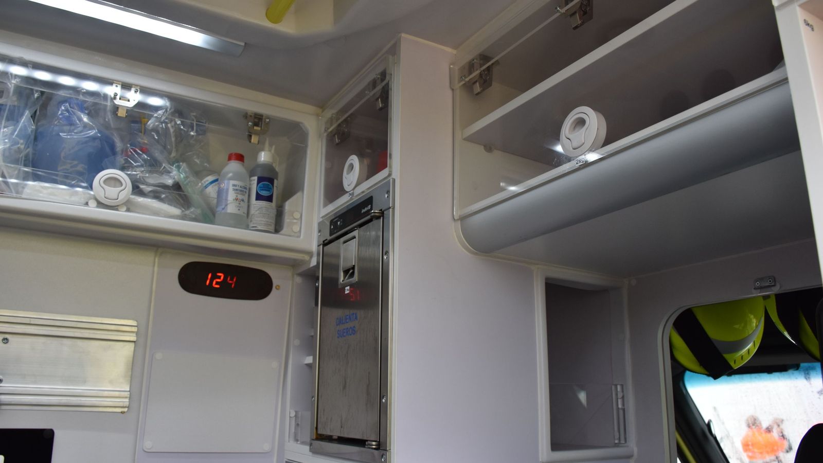 Interior de una ambulancia de soporte vital avanzado para el 061