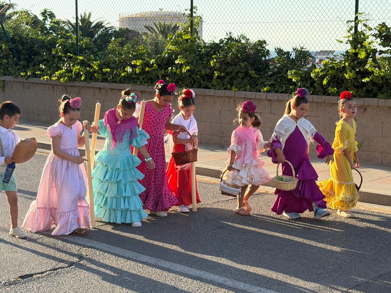 Emotiva procesión de la Cruz de Mayo de Parques de Ceuta por la barriada