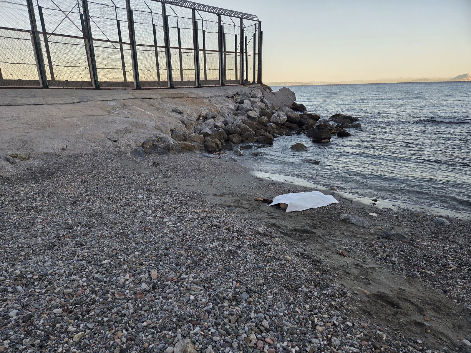 Cuerpo del último cadáver encontrado en el rompeolas de Benzú el jueves pasado.