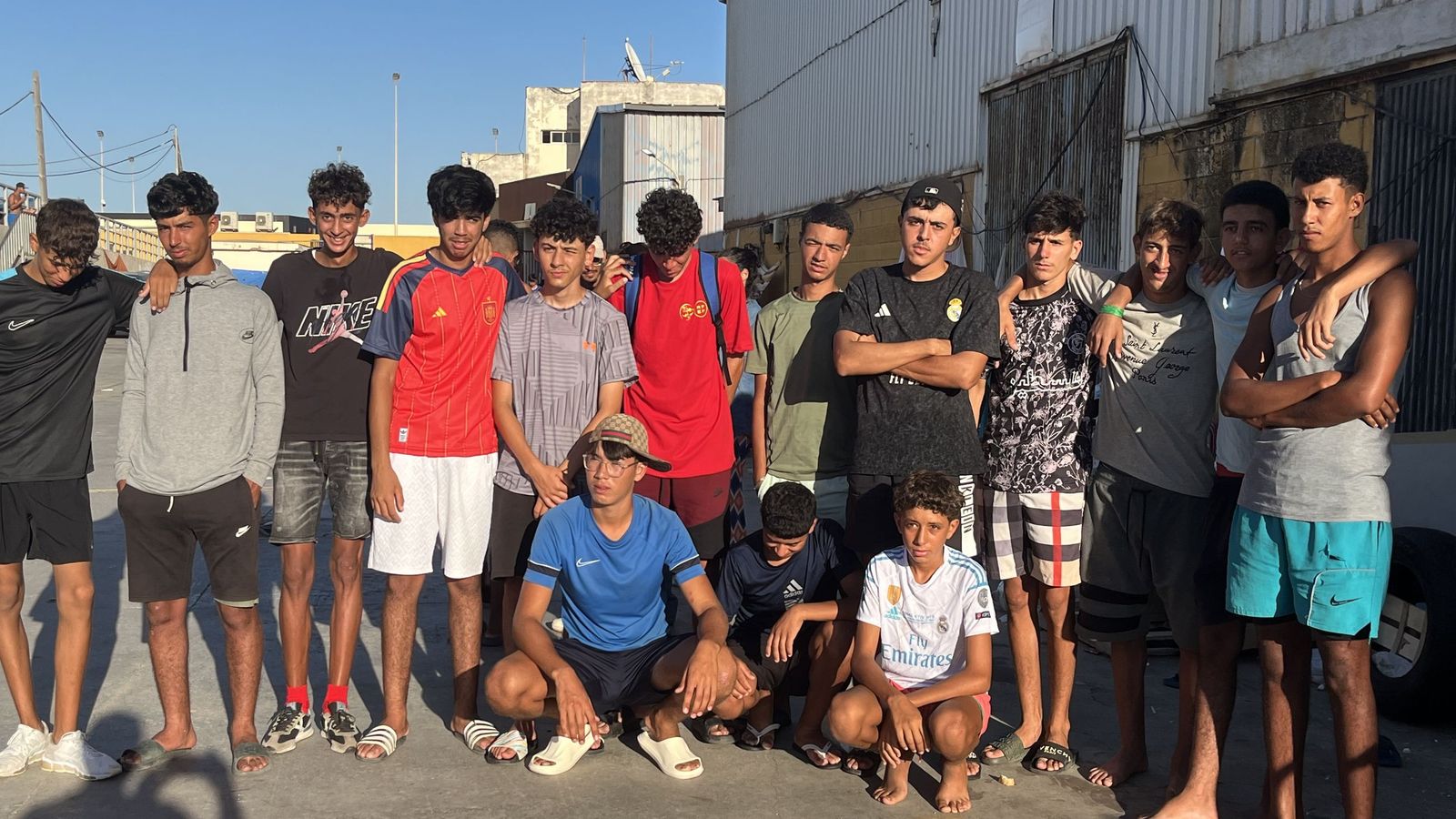 Un grupo de chicos marroquíes posa en el Polígono del Tarajal
