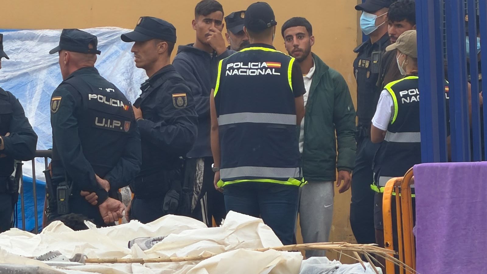 Migrantes llegan al CATE tras el desalojo del Trampolín