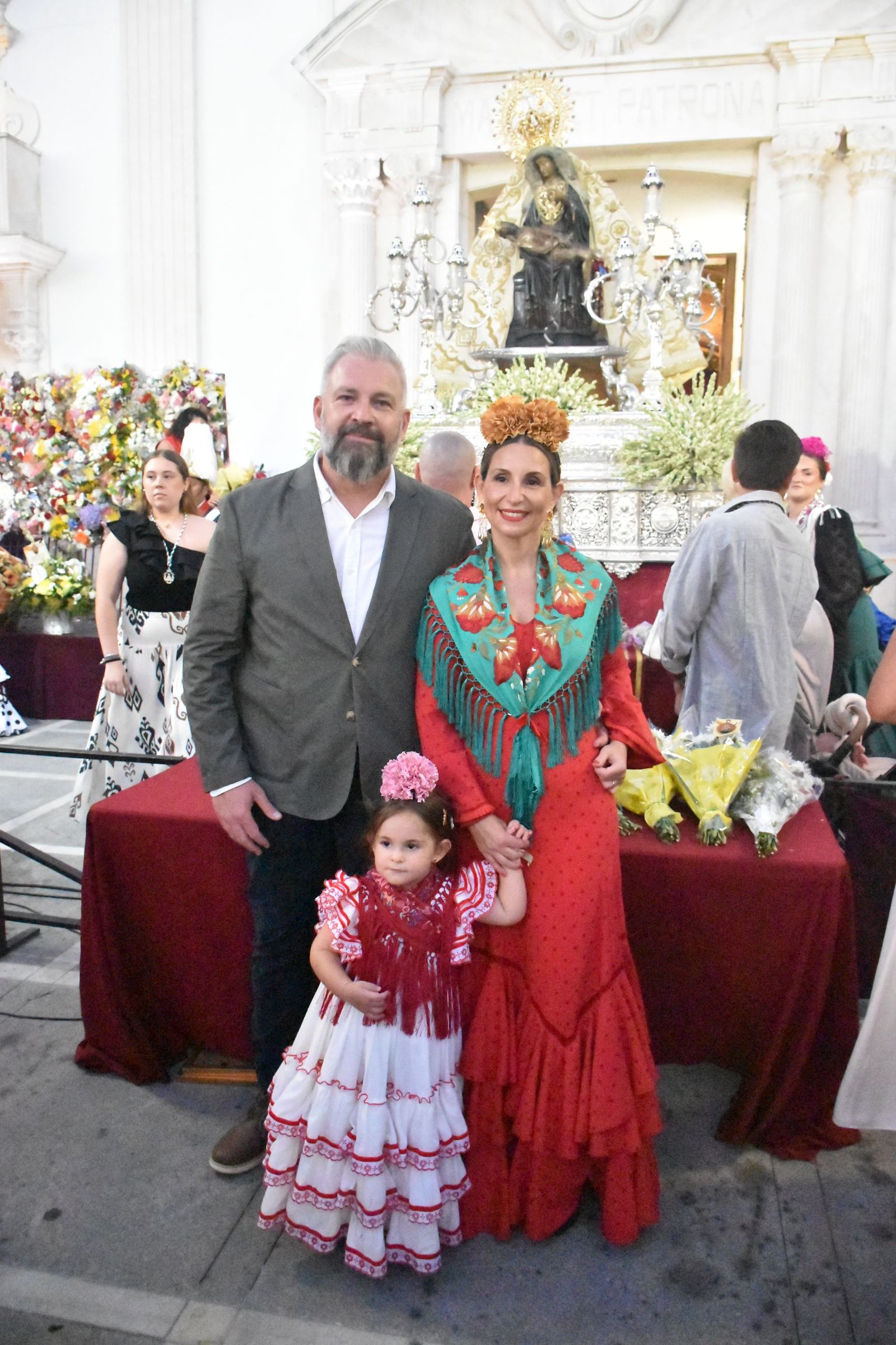 Los ceutíes vuelven a encontrarse con su Madre entre flores, esperanza y lágrimas contenidas