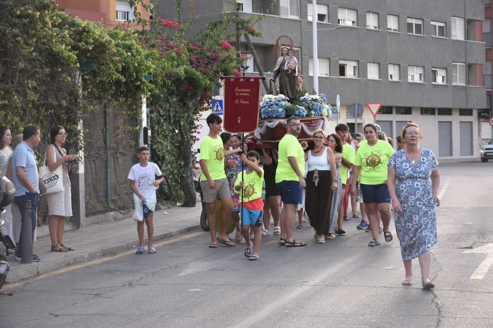 La Virgen del Carmen del Puerto encandila la barriada de Villajovita