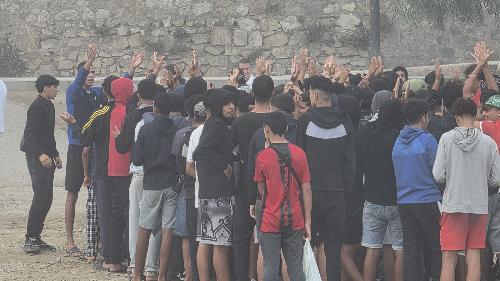 Concentración de menores migrantes solos en la playa del Trampolín para exigir acceder a recursos de acogida