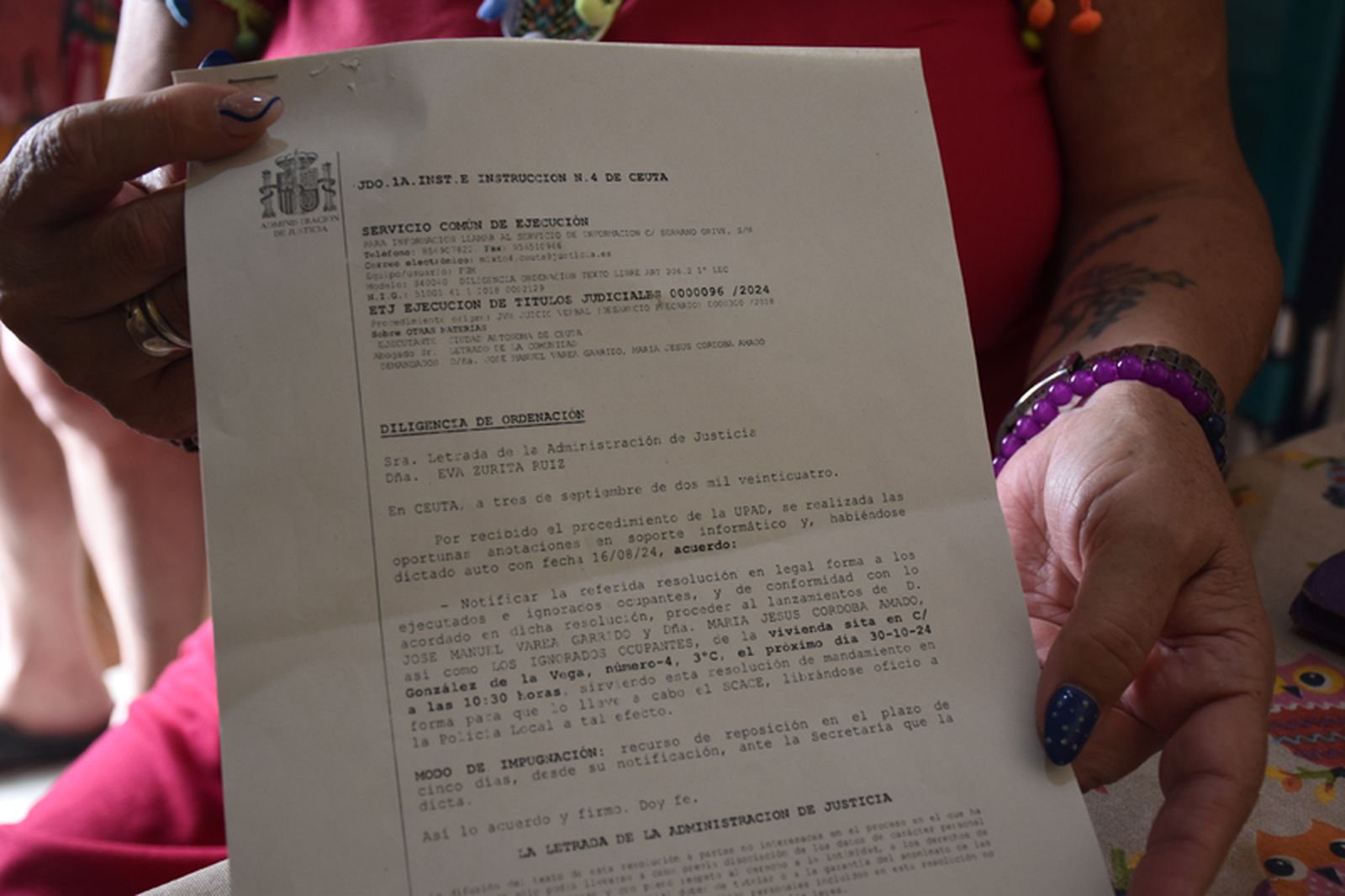 María Jesús muestra la notificación del juzgado. / FOTO G.S.