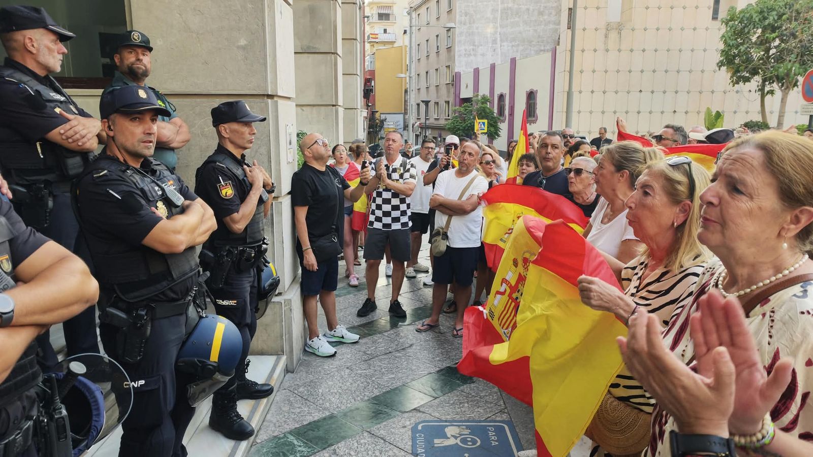 Movilización ciudadana en Plaza de los Reyes contra la gestión que el Gobierno nacional hace de la crisis migratoria