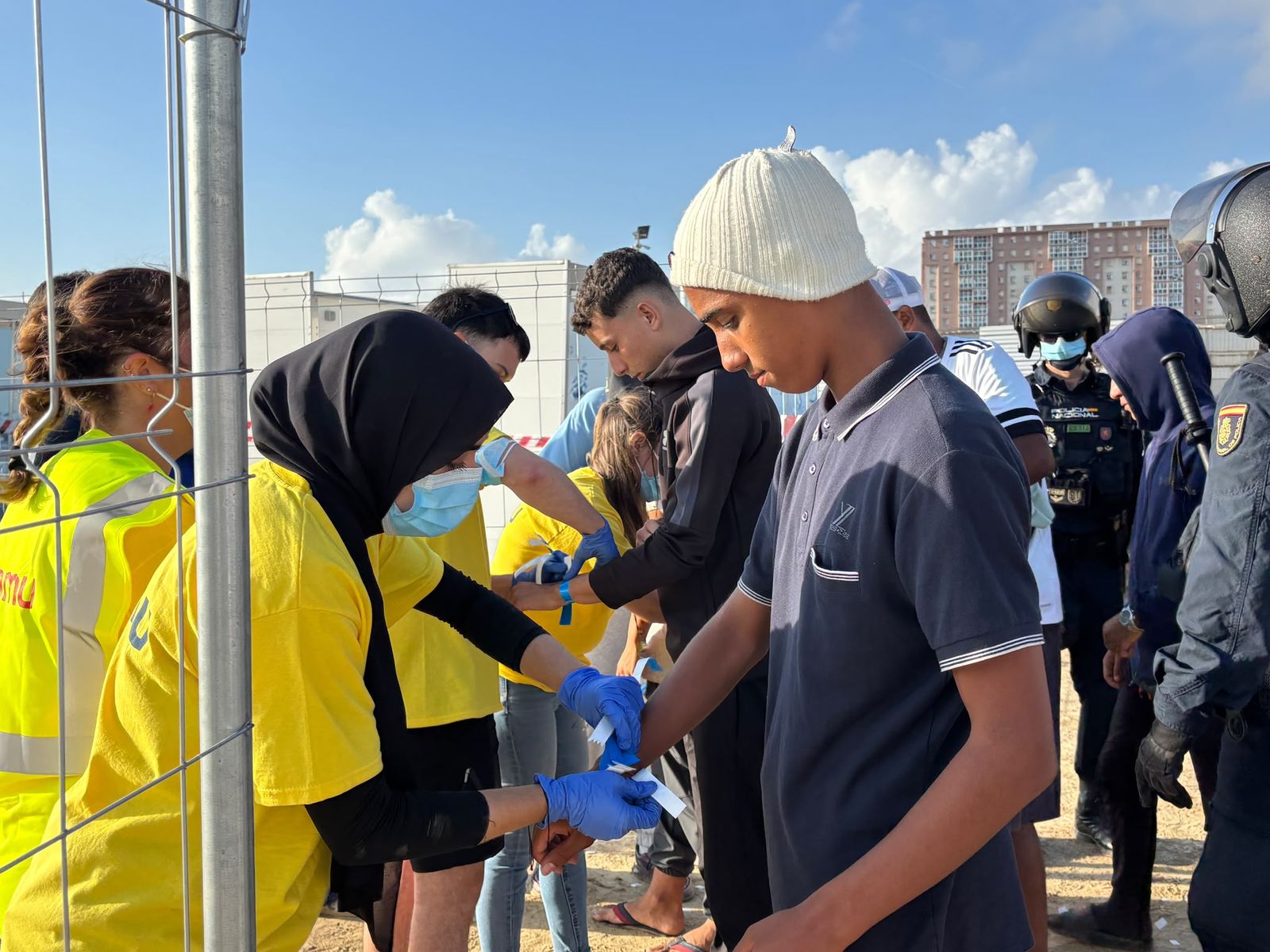 Tenso traslado  de más de  3.000 migrantes de las playas de Ceuta a un nuevo centro temporal