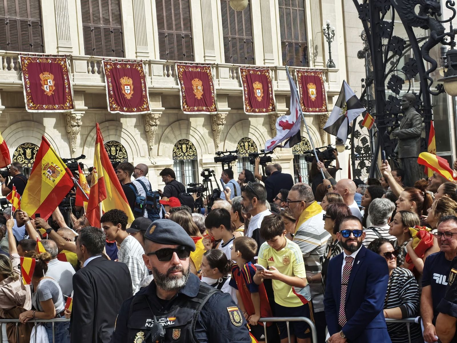 Álbum de una jornada histórica: Felipe y Letizia, con los ceutíes